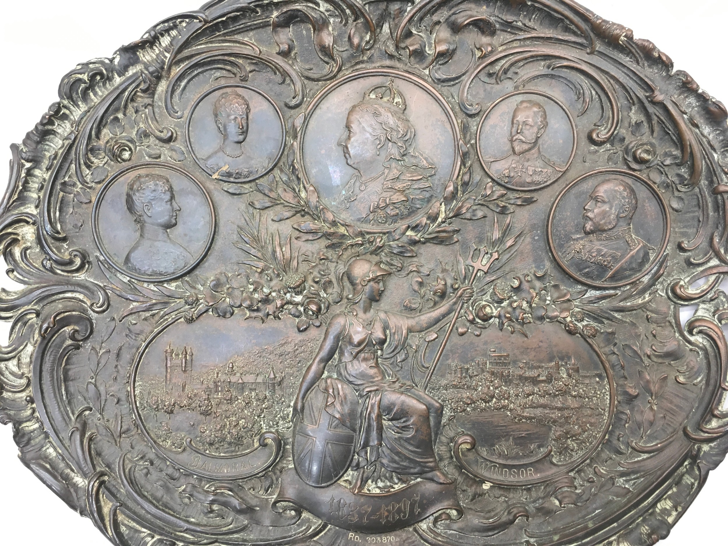 Antique bronzed plaque commemorating Queen Victoria's Diamond Jubilee. Can be free standing or hung. - Bild 4 aus 4