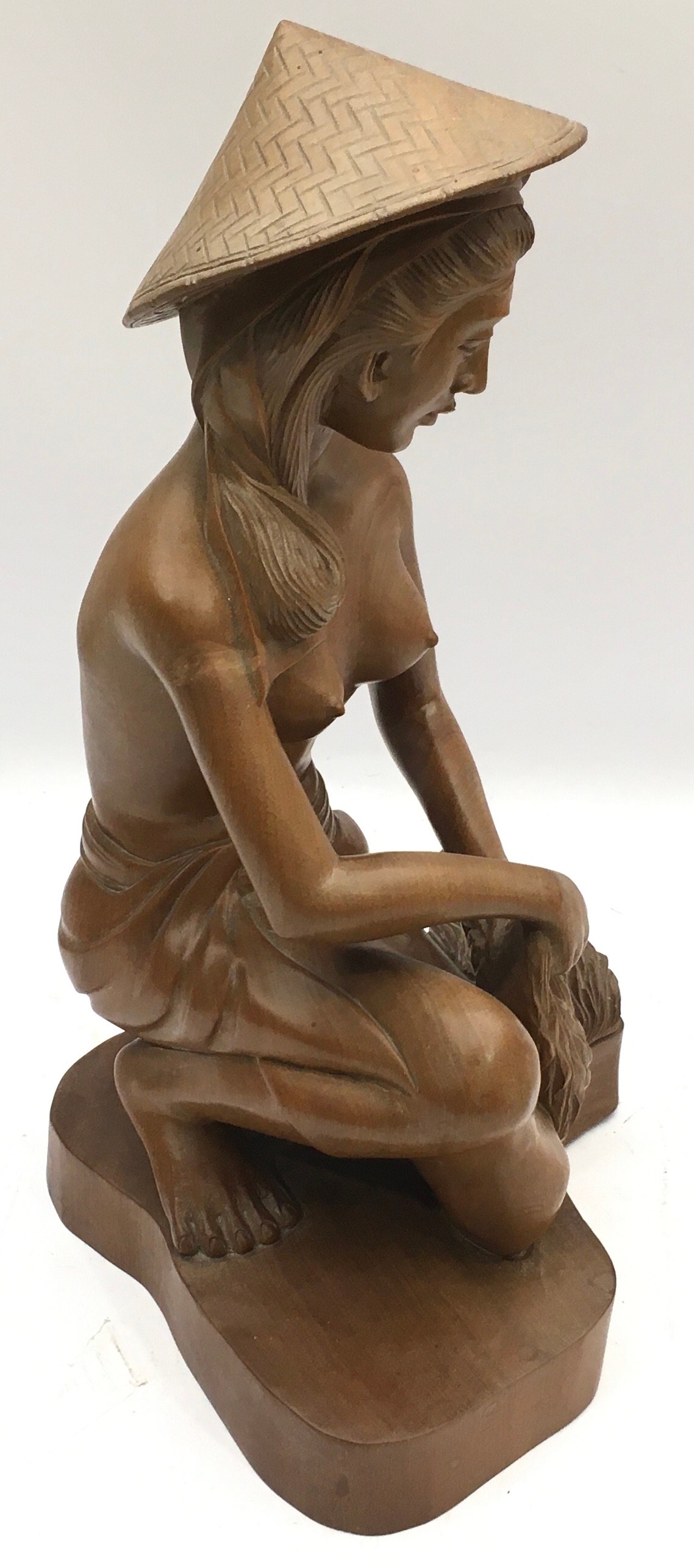 Wooden carving of an Oriental girl in traditional garb harvesting rice. 38cms tall - Bild 3 aus 3