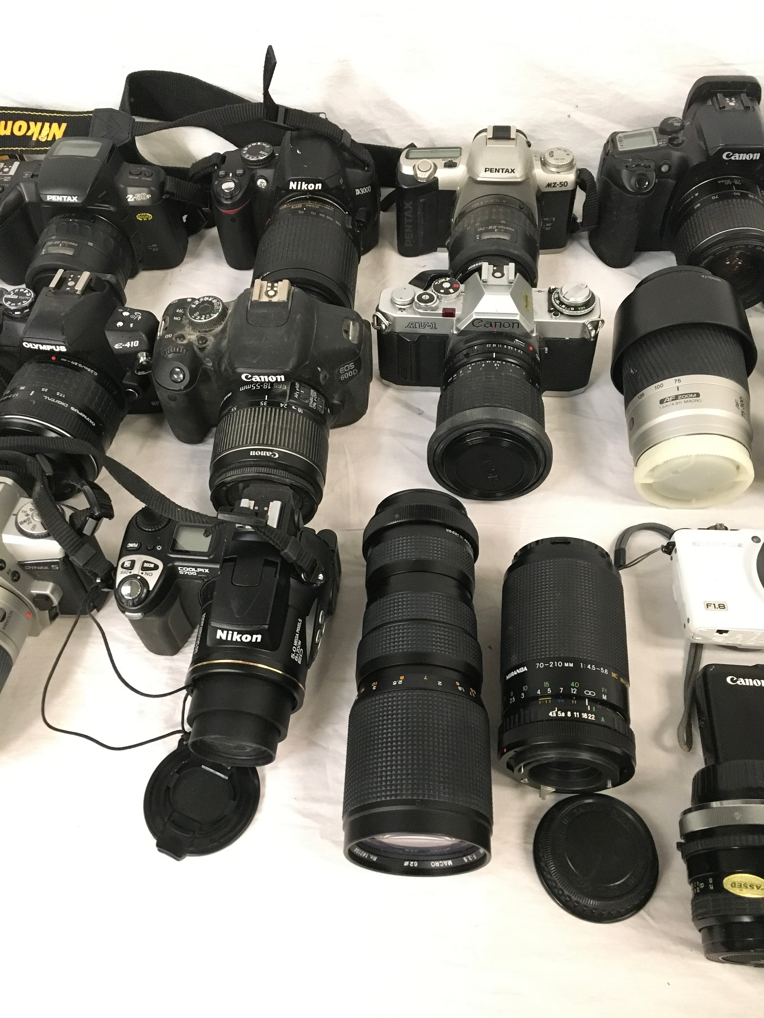 Very large collection of DSLR cameras and lenses to include examples by Nikon, Canon and Sony. - Bild 3 aus 6