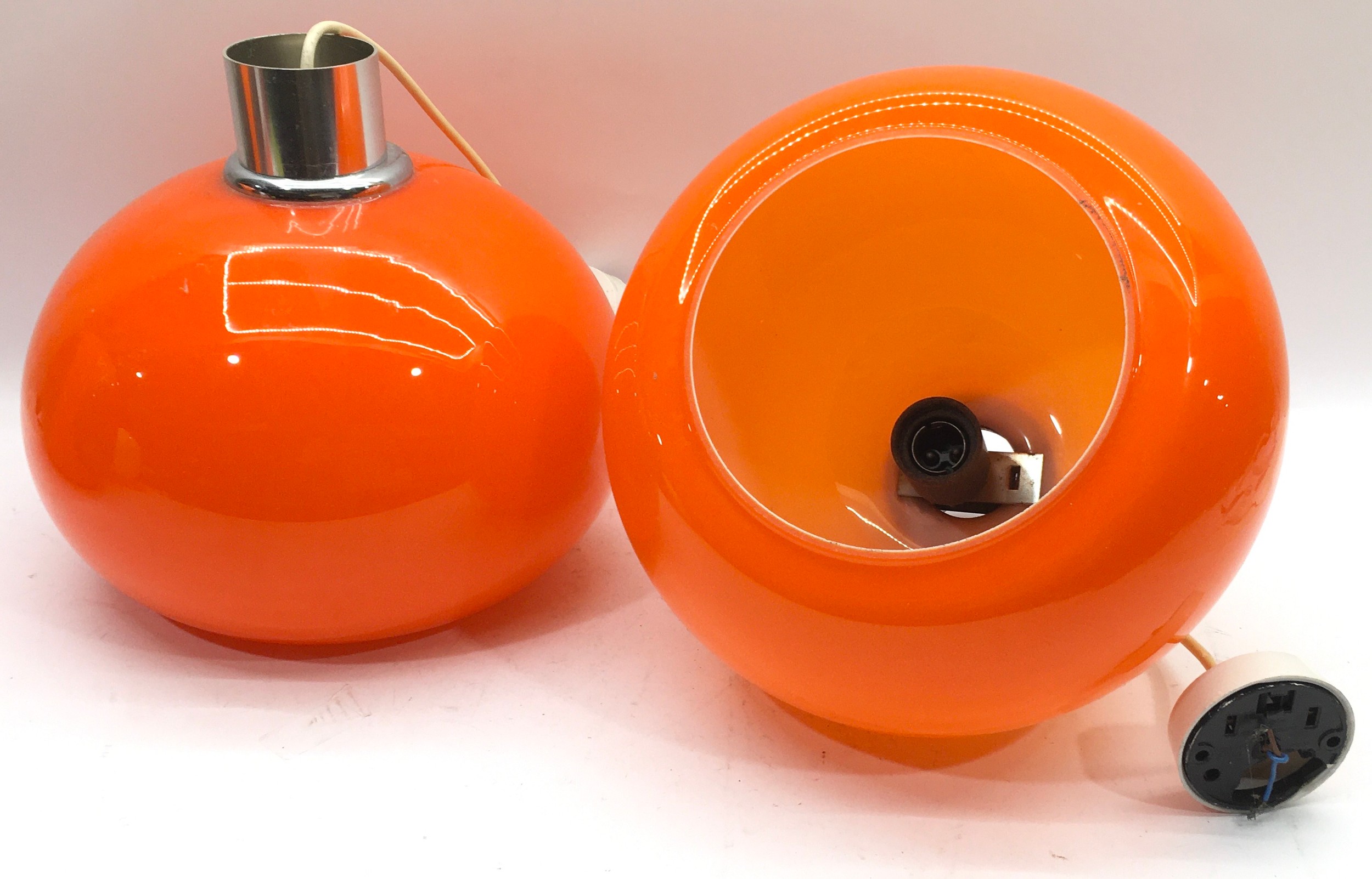 Pair of retro 1970's orange orb glass pendant lampshades with fittings. Approx 26cms tall and - Bild 3 aus 3