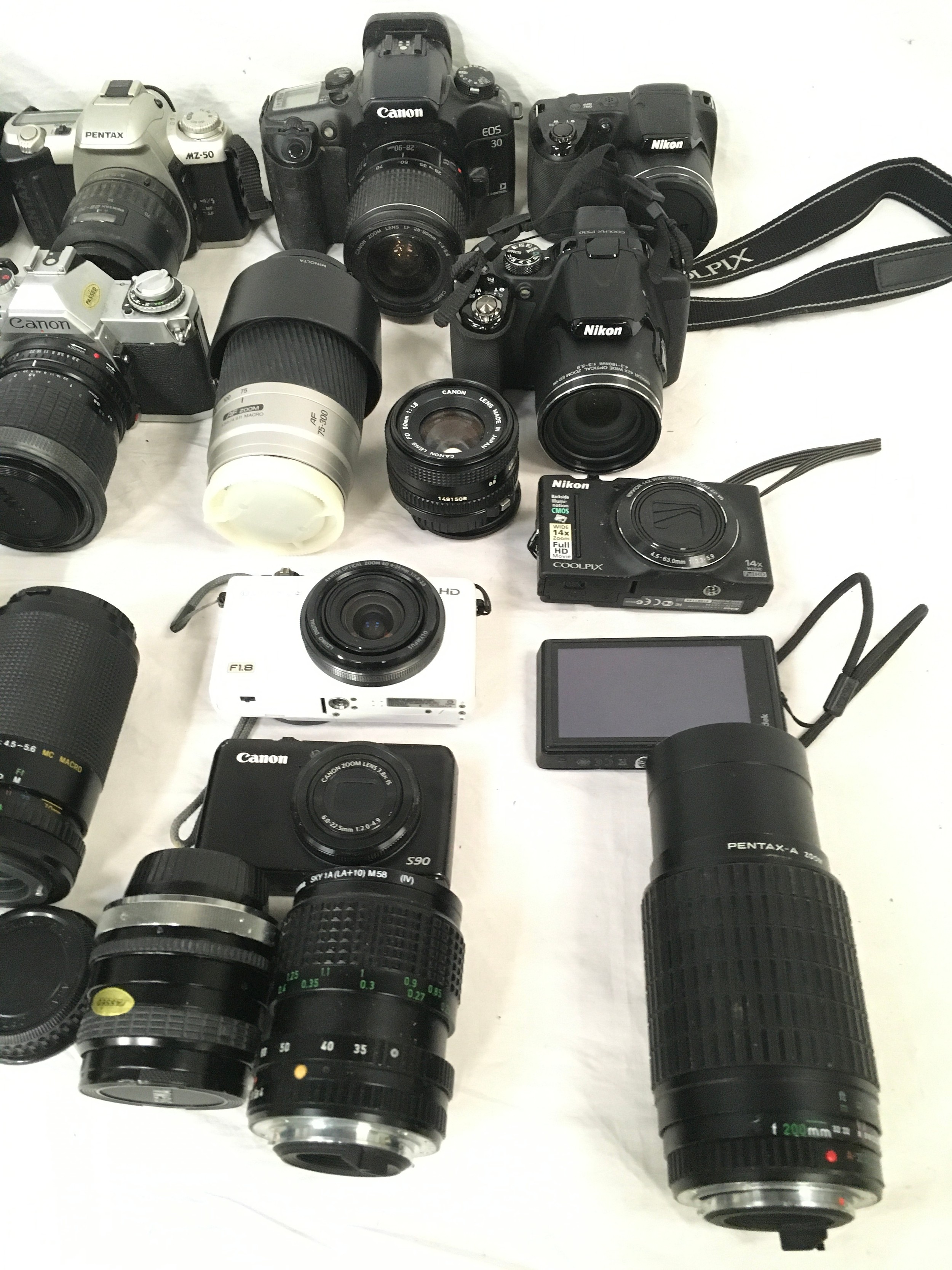 Very large collection of DSLR cameras and lenses to include examples by Nikon, Canon and Sony. - Bild 4 aus 6