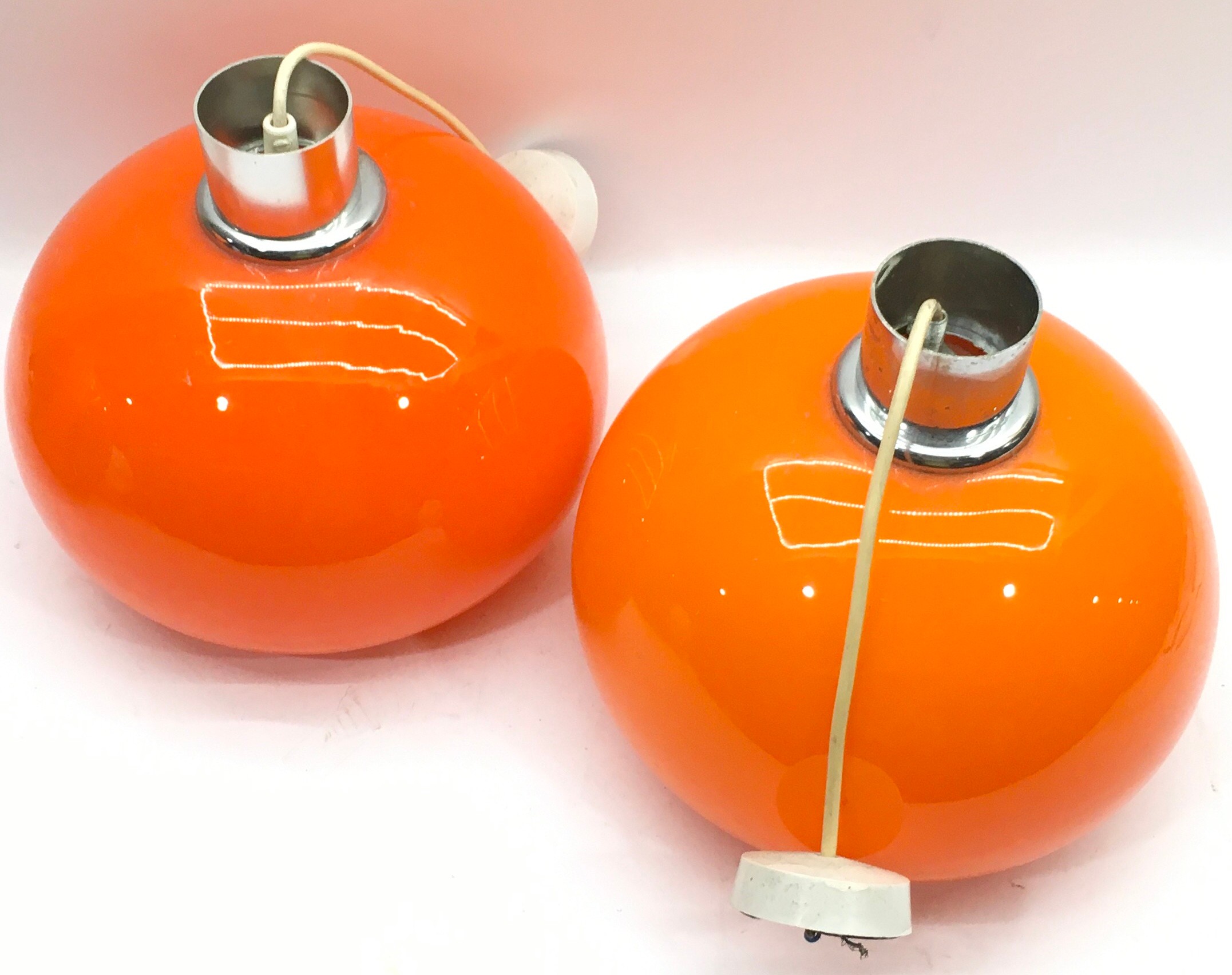 Pair of retro 1970's orange orb glass pendant lampshades with fittings. Approx 26cms tall and - Bild 2 aus 3