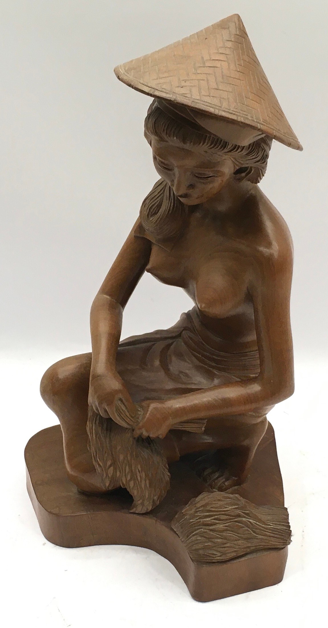 Wooden carving of an Oriental girl in traditional garb harvesting rice. 38cms tall - Bild 2 aus 3