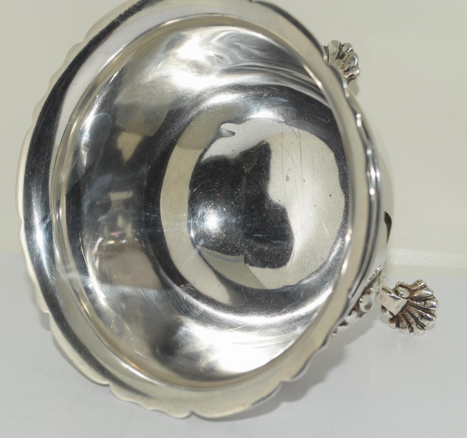 Silver 3 leg sugar bowl set on shell supports with fluted edge 9cm tall 12 cm diameter London 1906 - Image 7 of 8