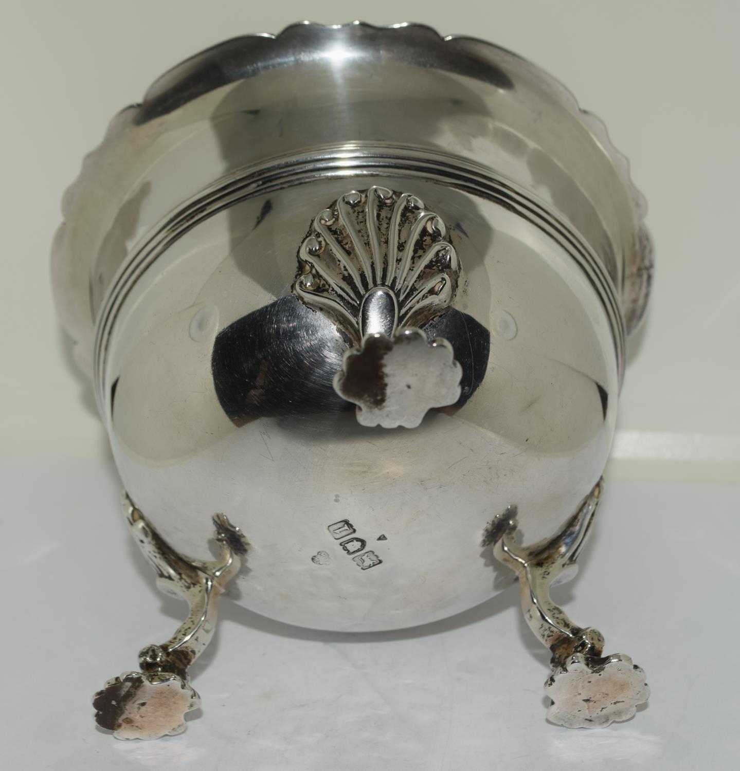 Silver 3 leg sugar bowl set on shell supports with fluted edge 9cm tall 12 cm diameter London 1906 - Image 4 of 8