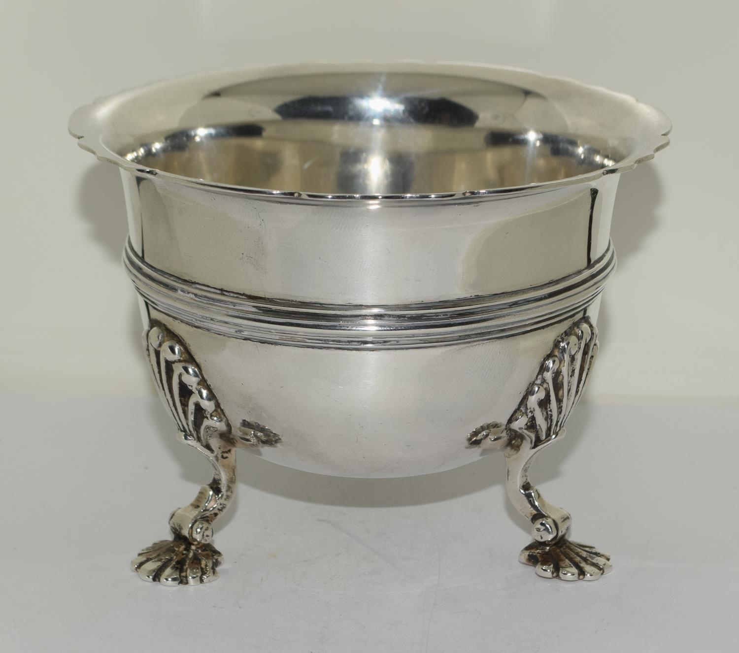 Silver 3 leg sugar bowl set on shell supports with fluted edge 9cm tall 12 cm diameter London 1906 - Image 6 of 8