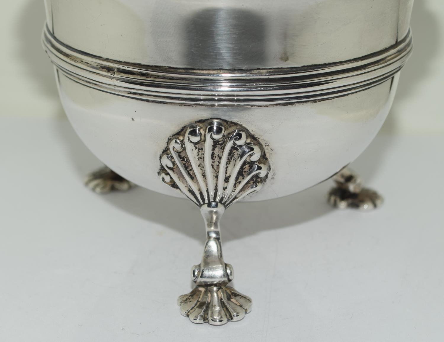 Silver 3 leg sugar bowl set on shell supports with fluted edge 9cm tall 12 cm diameter London 1906 - Image 2 of 8