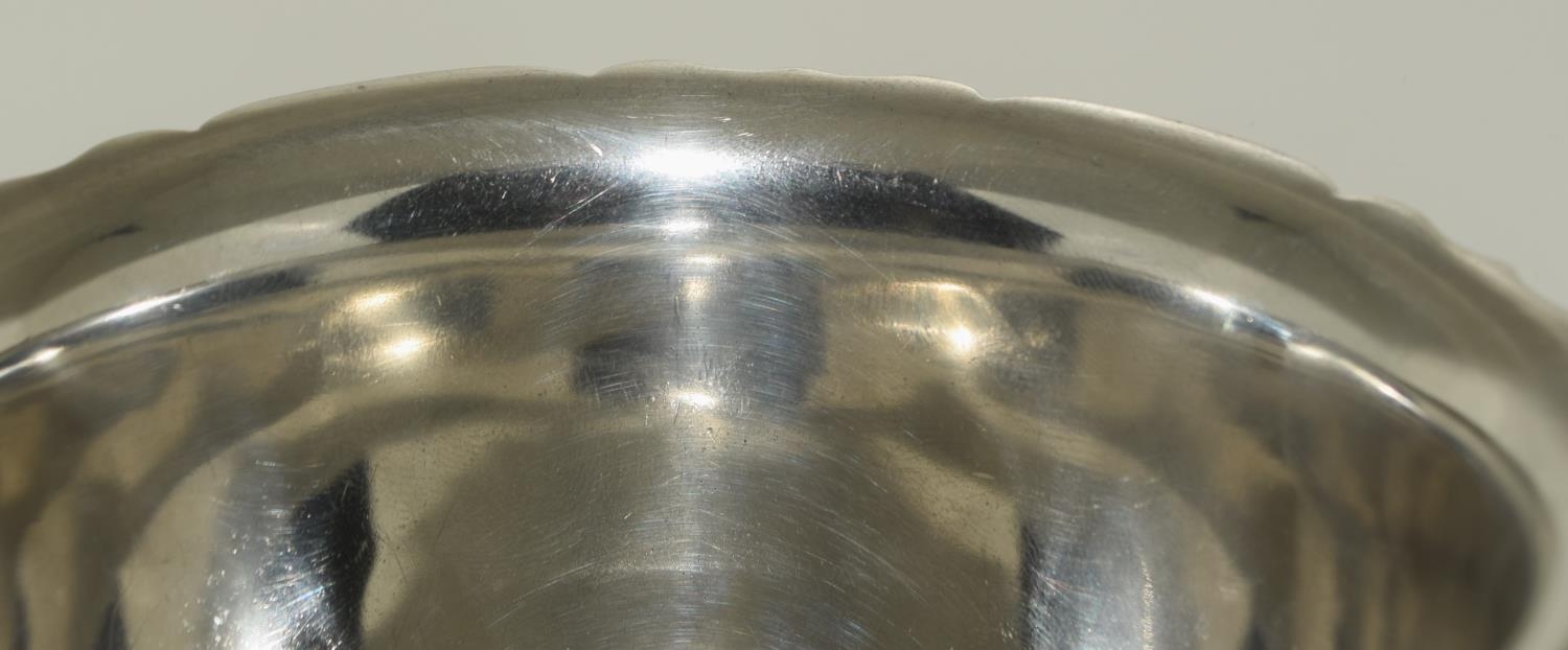 Silver 3 leg sugar bowl set on shell supports with fluted edge 9cm tall 12 cm diameter London 1906 - Image 3 of 8