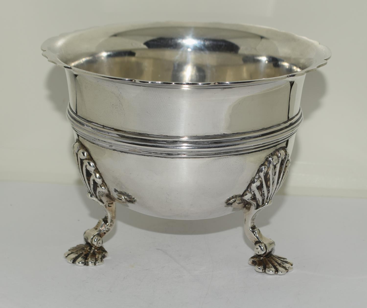 Silver 3 leg sugar bowl set on shell supports with fluted edge 9cm tall 12 cm diameter London 1906 - Image 8 of 8