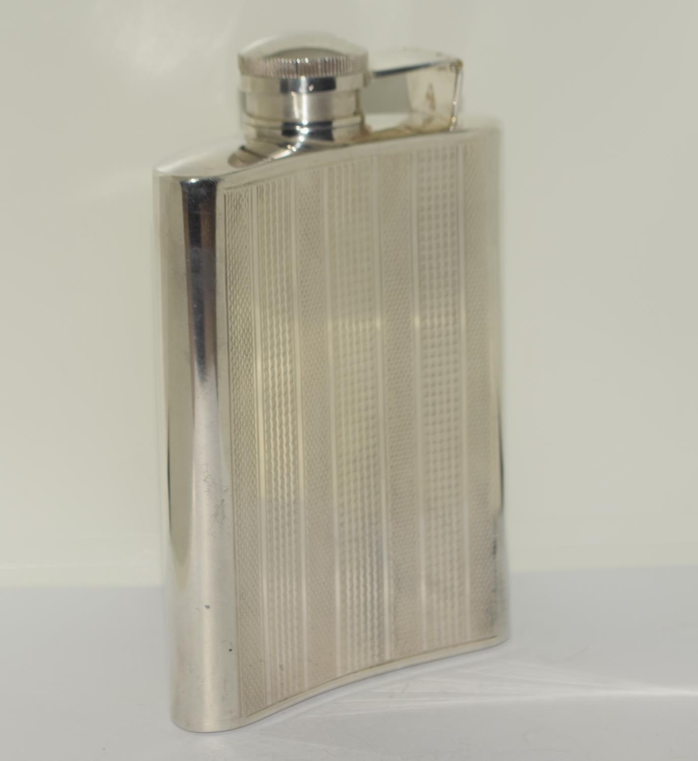 Silver hip flask with screw top and concave shape 162g - Image 2 of 8