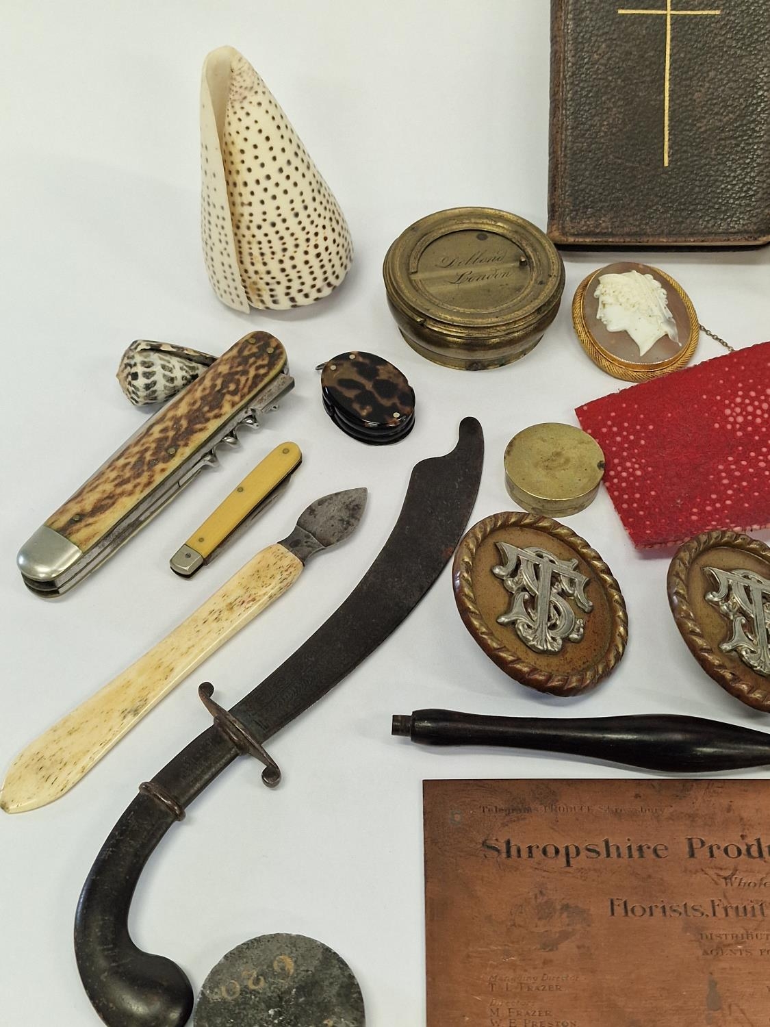 Mixed curios to include vintage lens, pen knives, vintage horse brass buckles, table bell etc - Image 2 of 4