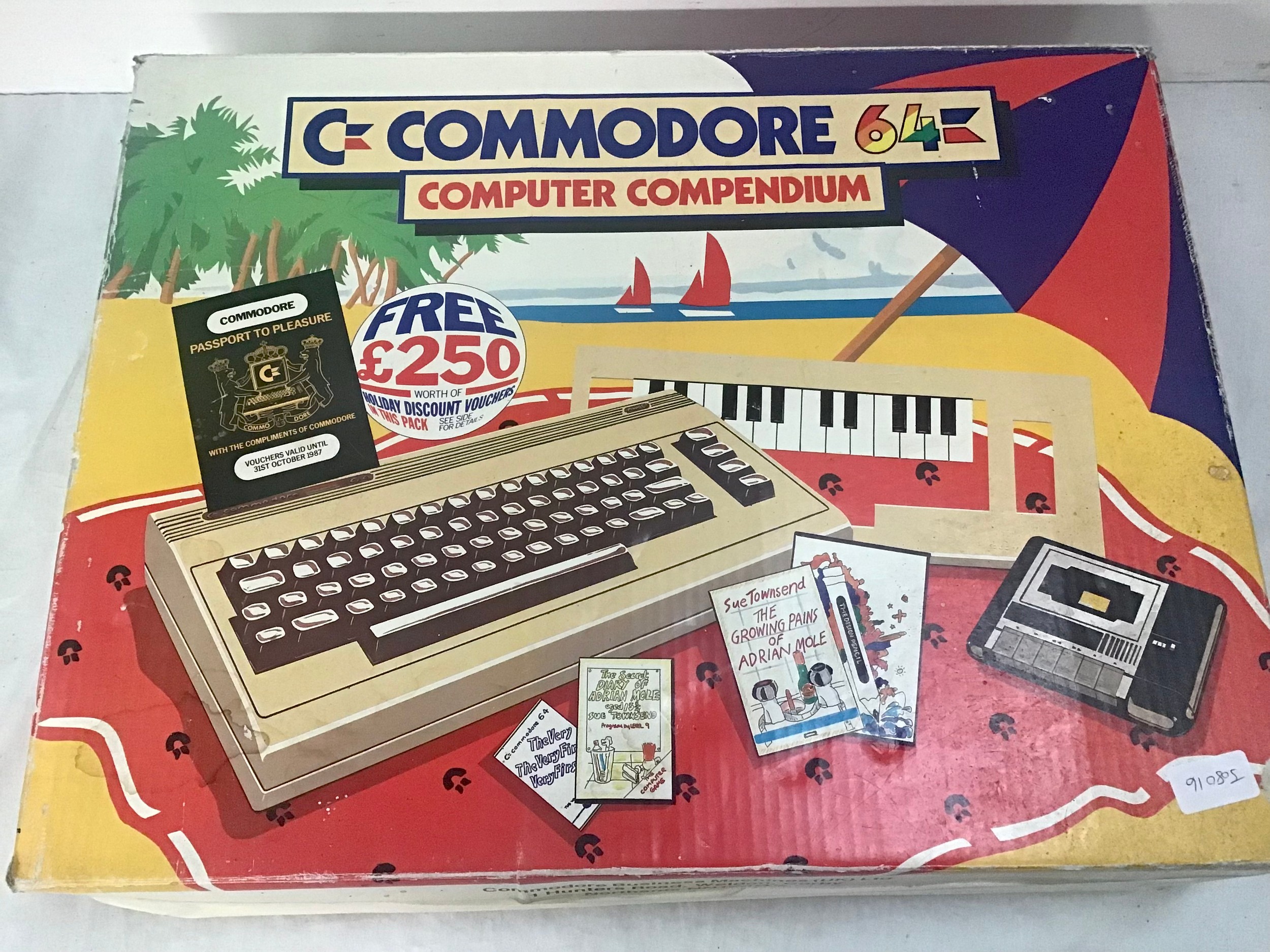 COMMODORE COMPUTER. This is a Commodore 64 computer compendium with keyboard.