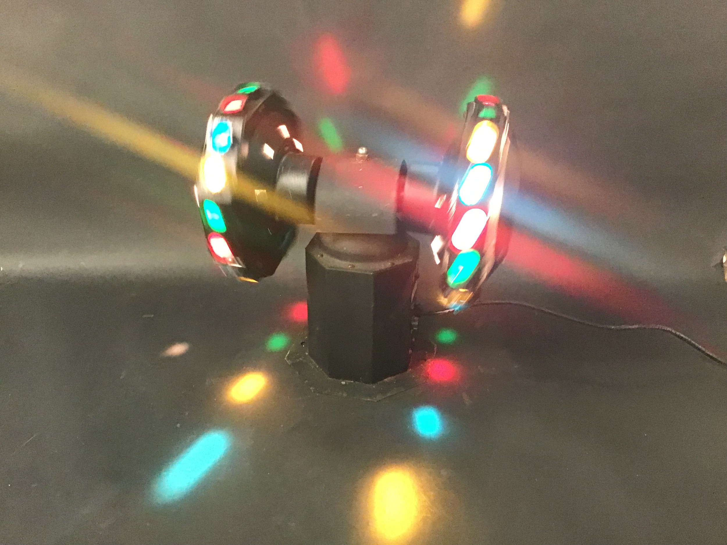 VINTAGE DISCO LIGHT. Here we have a UFO spinning lighting effect from the days of Saturday Night - Image 3 of 5
