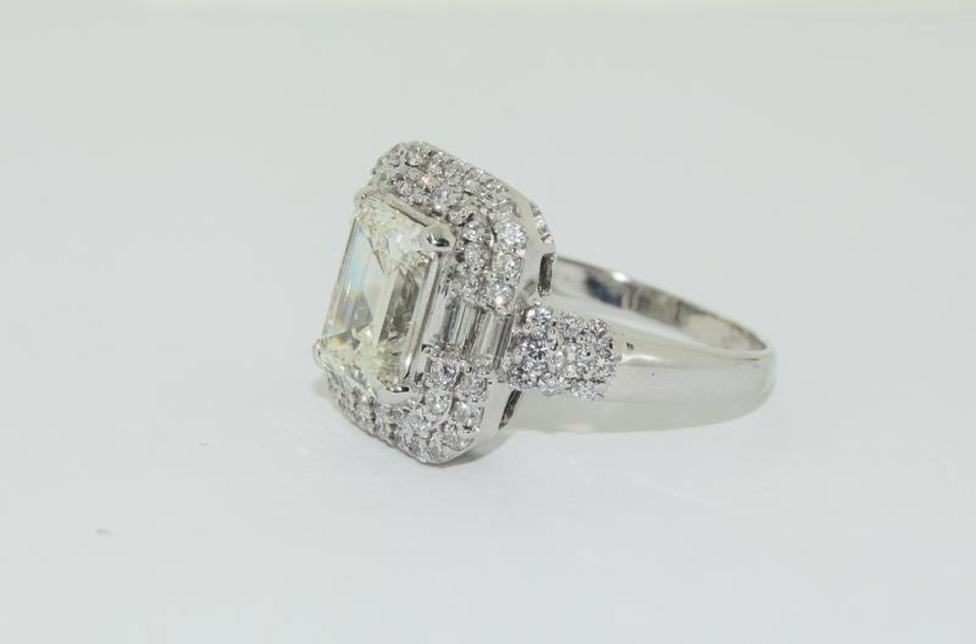 18ct white gold ladies Emerald cut center stone diamond ring with diamond halo surround of 68 - Image 6 of 9