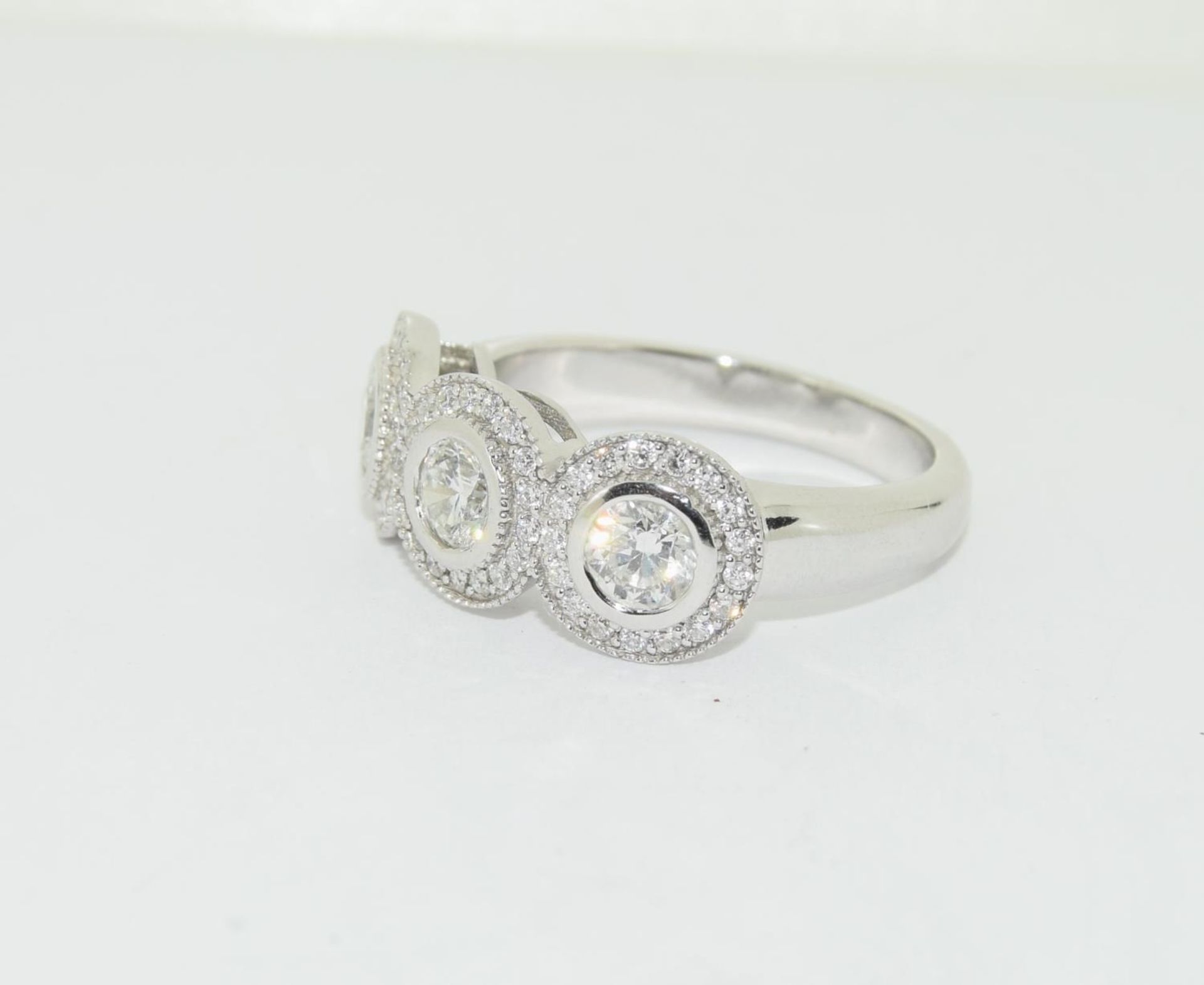 18ct white gold ladies 3 stone diamond "Kissing "ring of approx 1.5ct + size T 9.7gm - Image 4 of 5