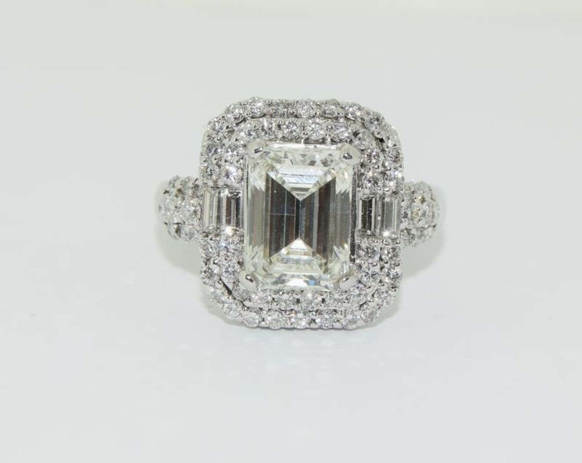 18ct white gold ladies Emerald cut center stone diamond ring with diamond halo surround of 68 - Image 3 of 9