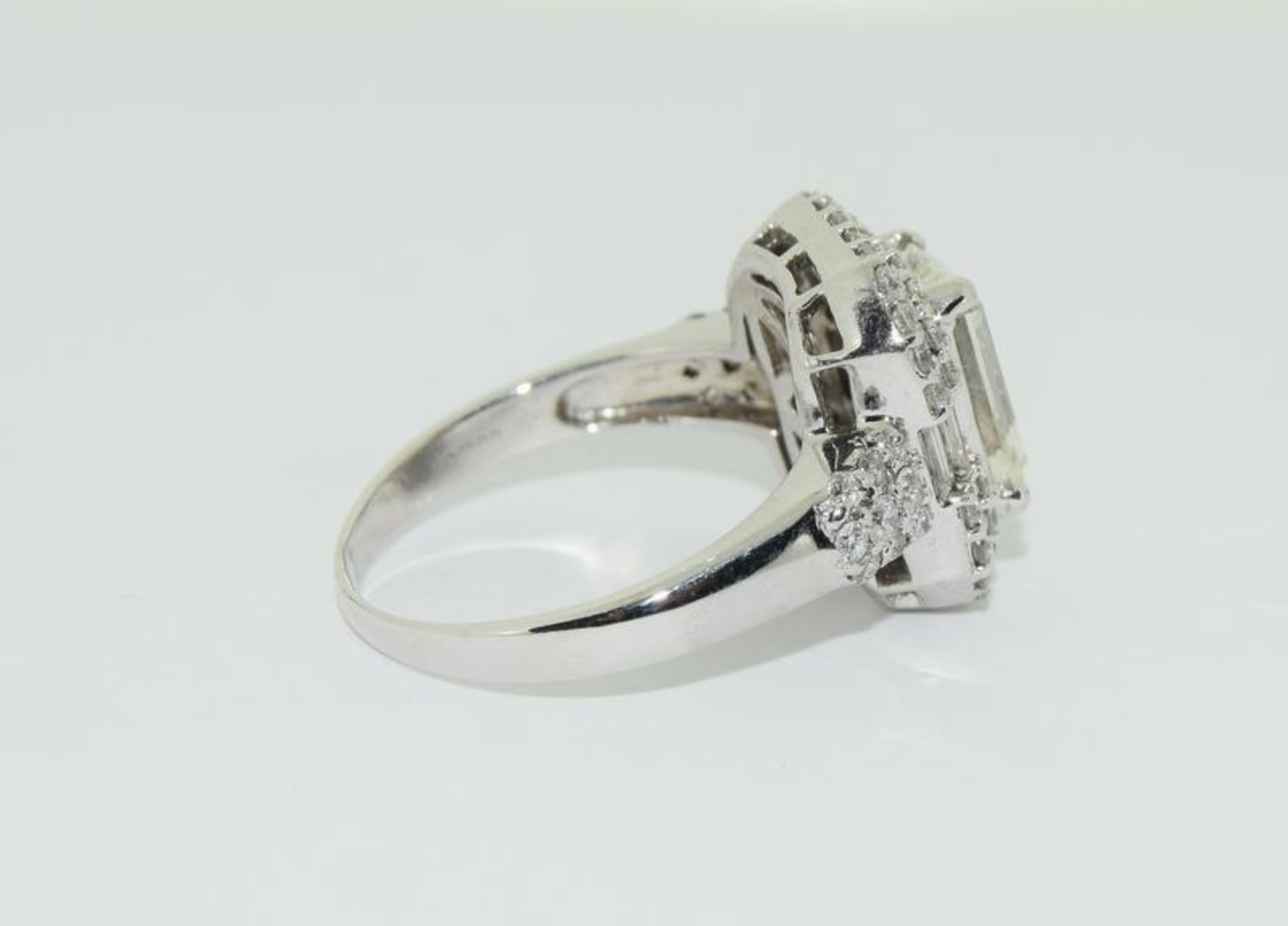 18ct white gold ladies Emerald cut center stone diamond ring with diamond halo surround of 68 - Image 4 of 9
