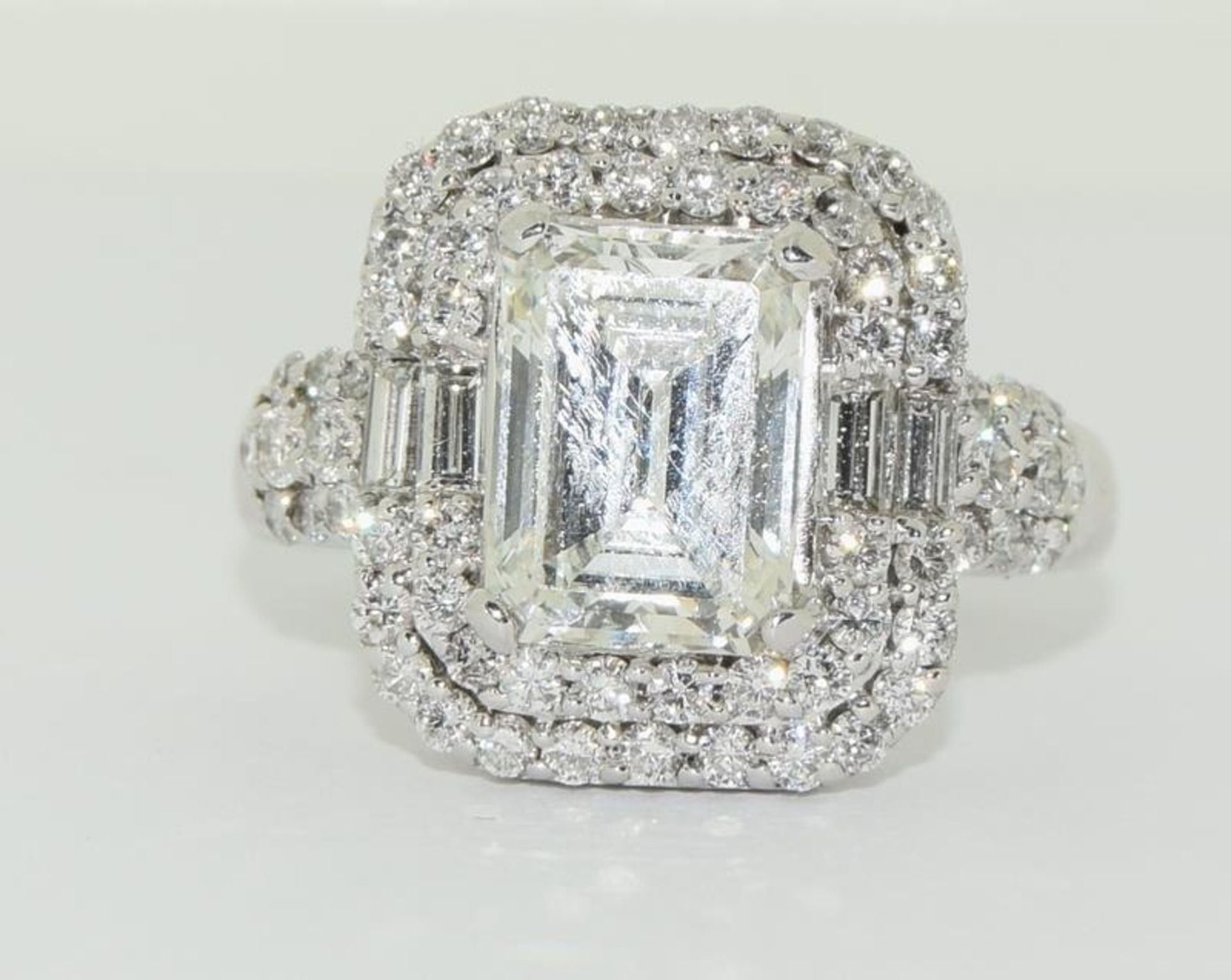 18ct white gold ladies Emerald cut center stone diamond ring with diamond halo surround of 68 - Image 7 of 9