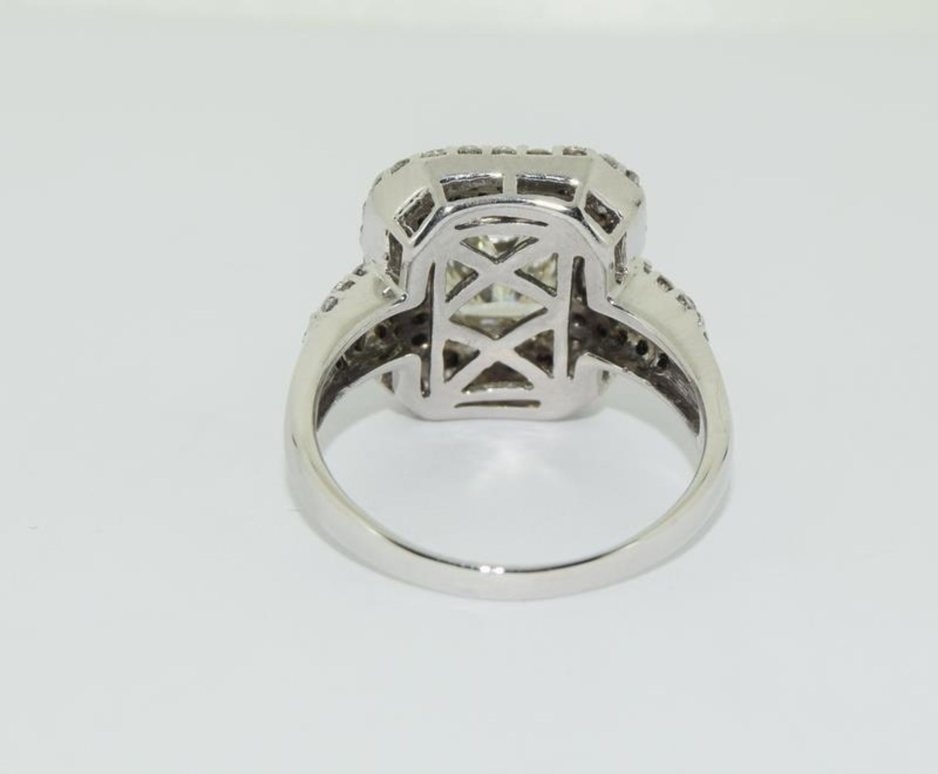 18ct white gold ladies Emerald cut center stone diamond ring with diamond halo surround of 68 - Image 5 of 9