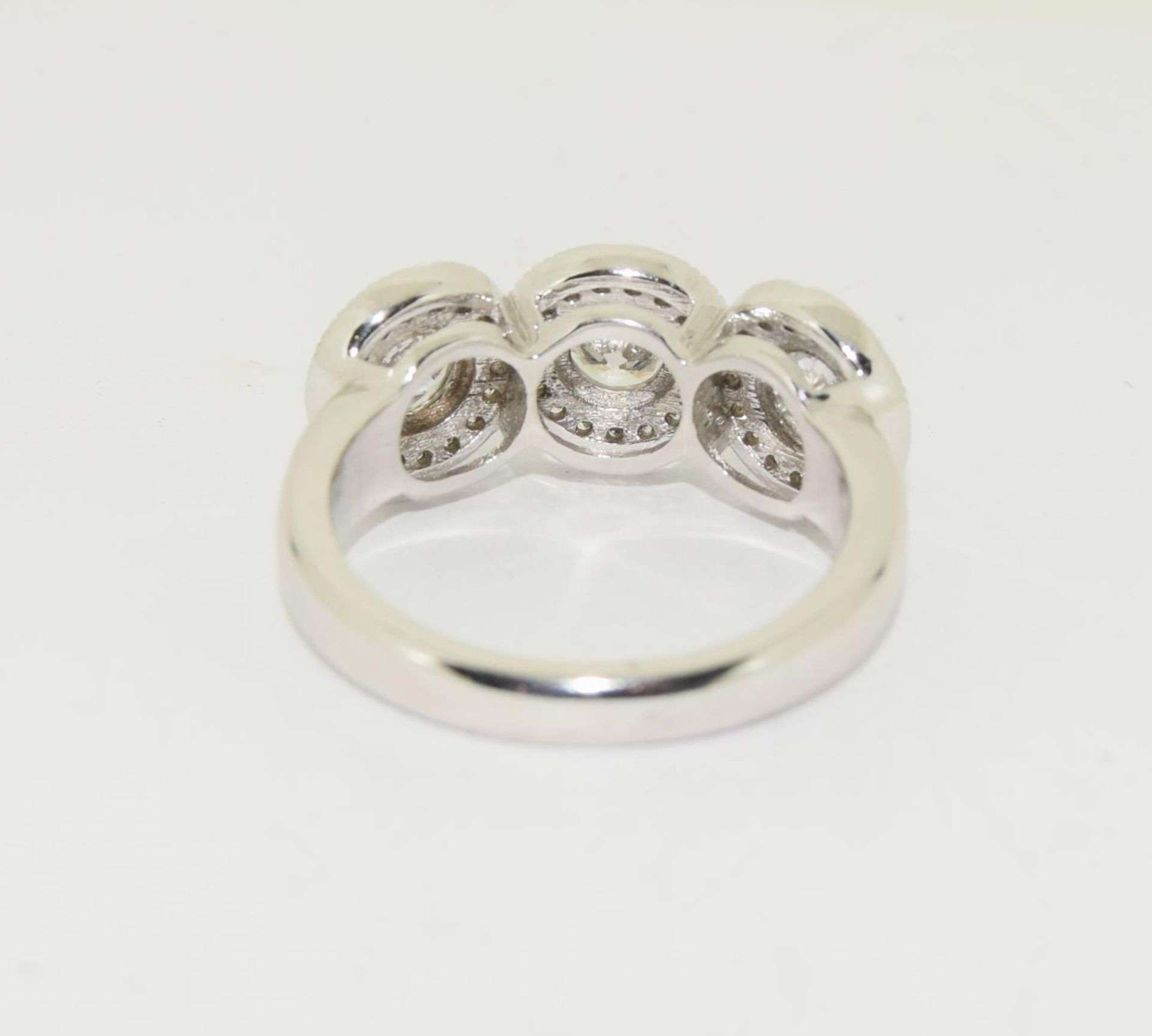 18ct white gold ladies 3 stone diamond "Kissing "ring of approx 1.5ct + size T 9.7gm - Image 3 of 5