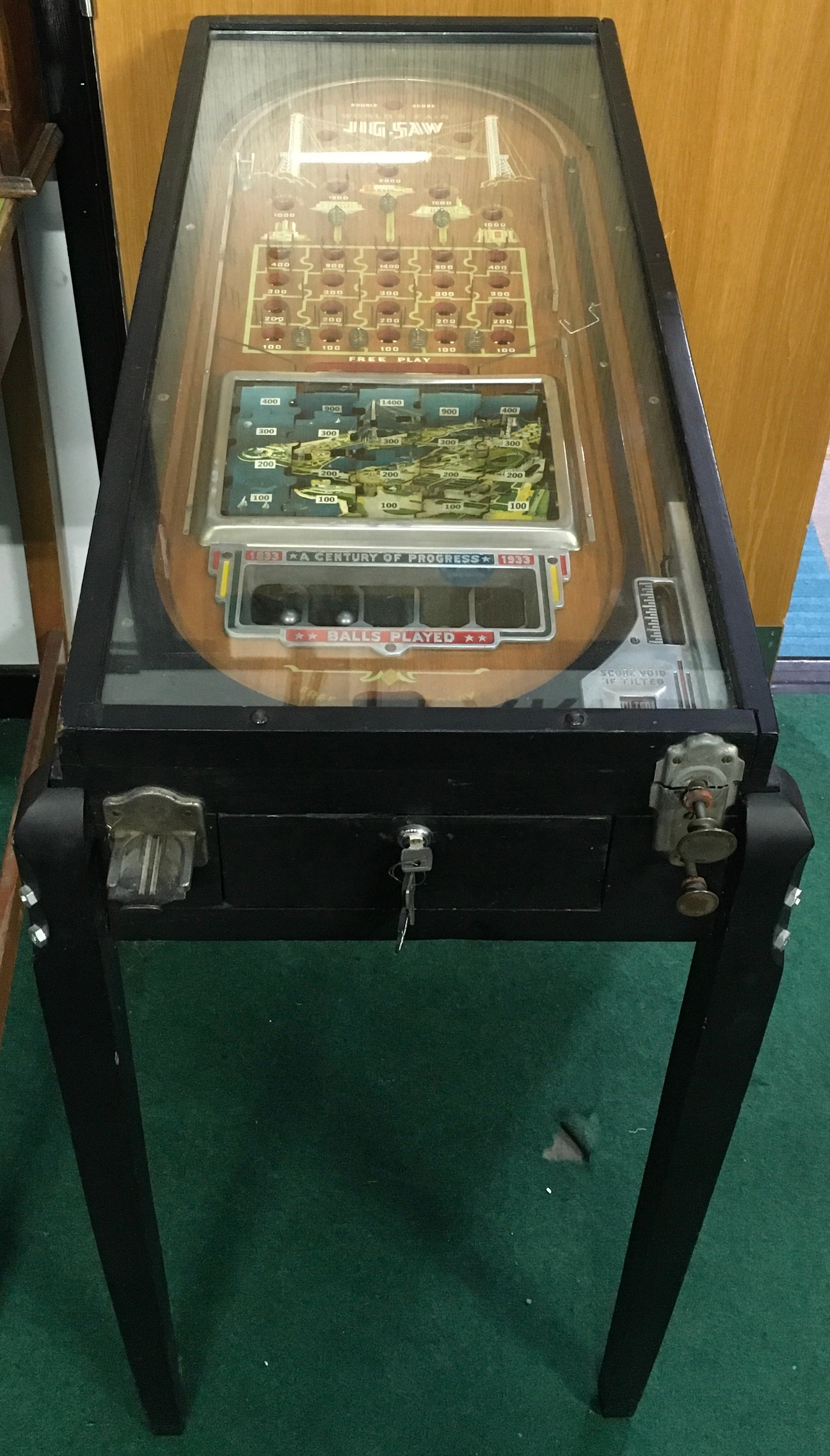 Jig Saw pinball machine works on 1d coin.