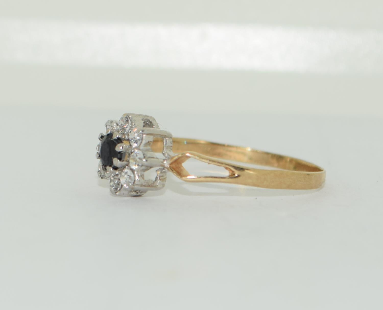 9ct gold ladies sapphire cluster ring size S - Image 4 of 5