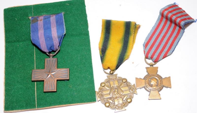 Collection of militaria to include framed WW2 defence medal with covering letter, two sets of - Image 3 of 6