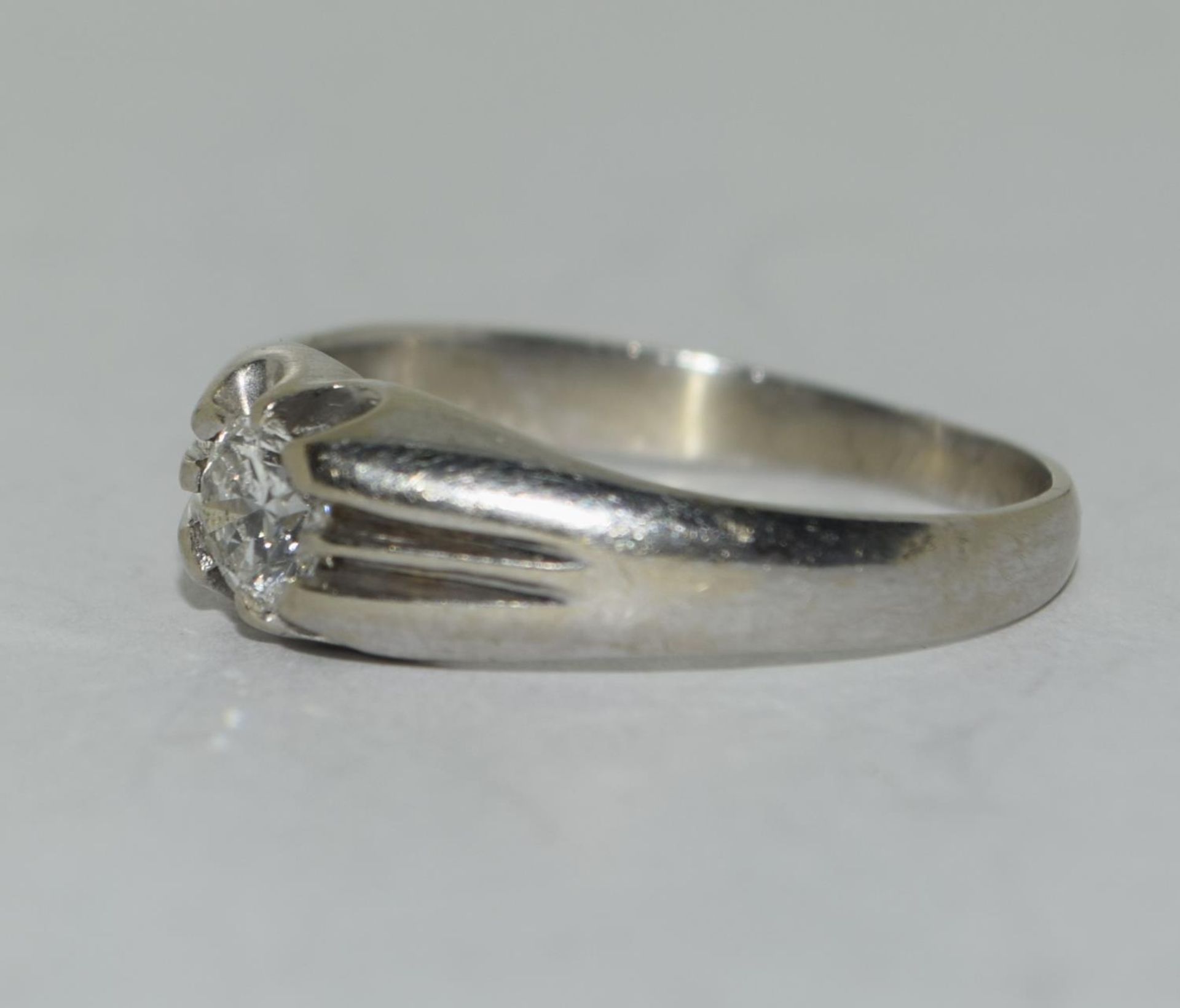An 18ct white gold gents single stone ring of approx 50 points. Size S - Image 4 of 5