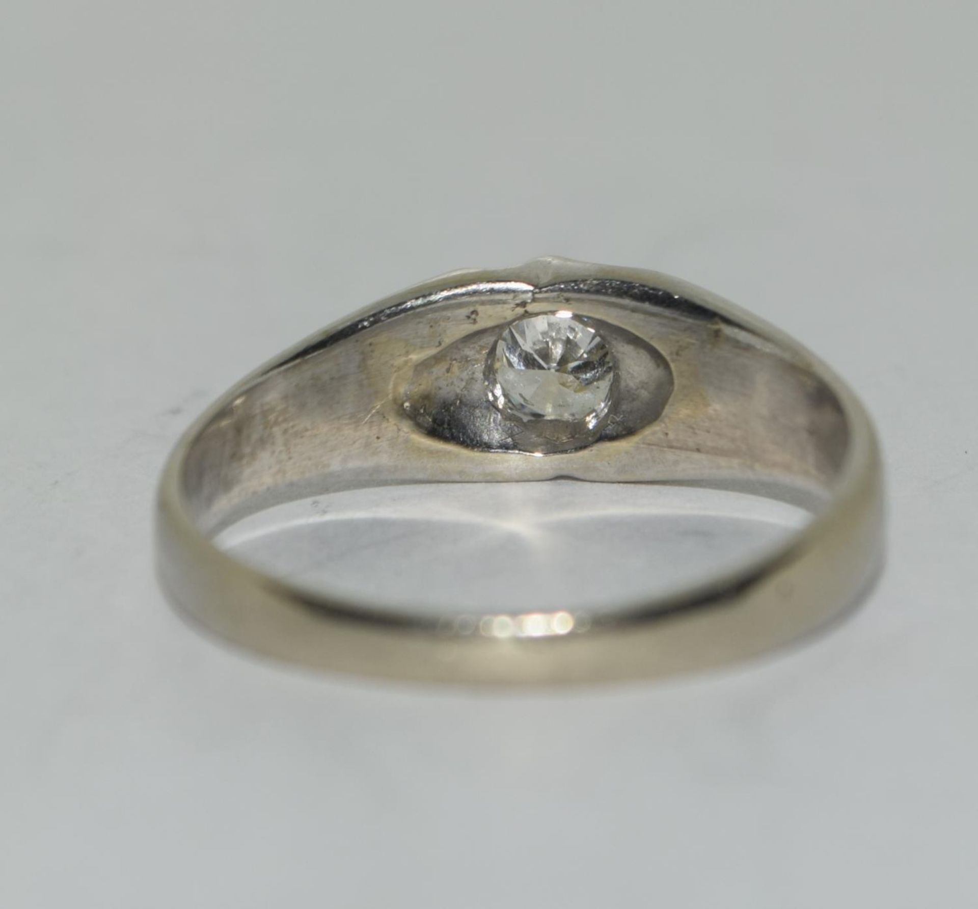 An 18ct white gold gents single stone ring of approx 50 points. Size S - Image 3 of 5