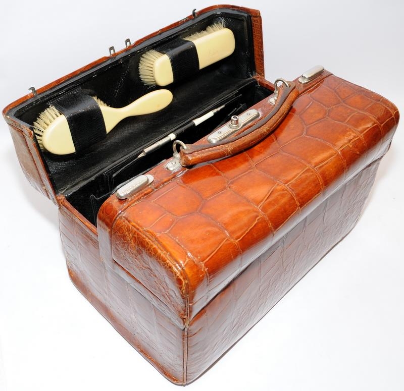 A Moynat of Paris "Croco de Voyage" 1910 a gentlemans travelling fitted vanity case in brown - Image 5 of 9