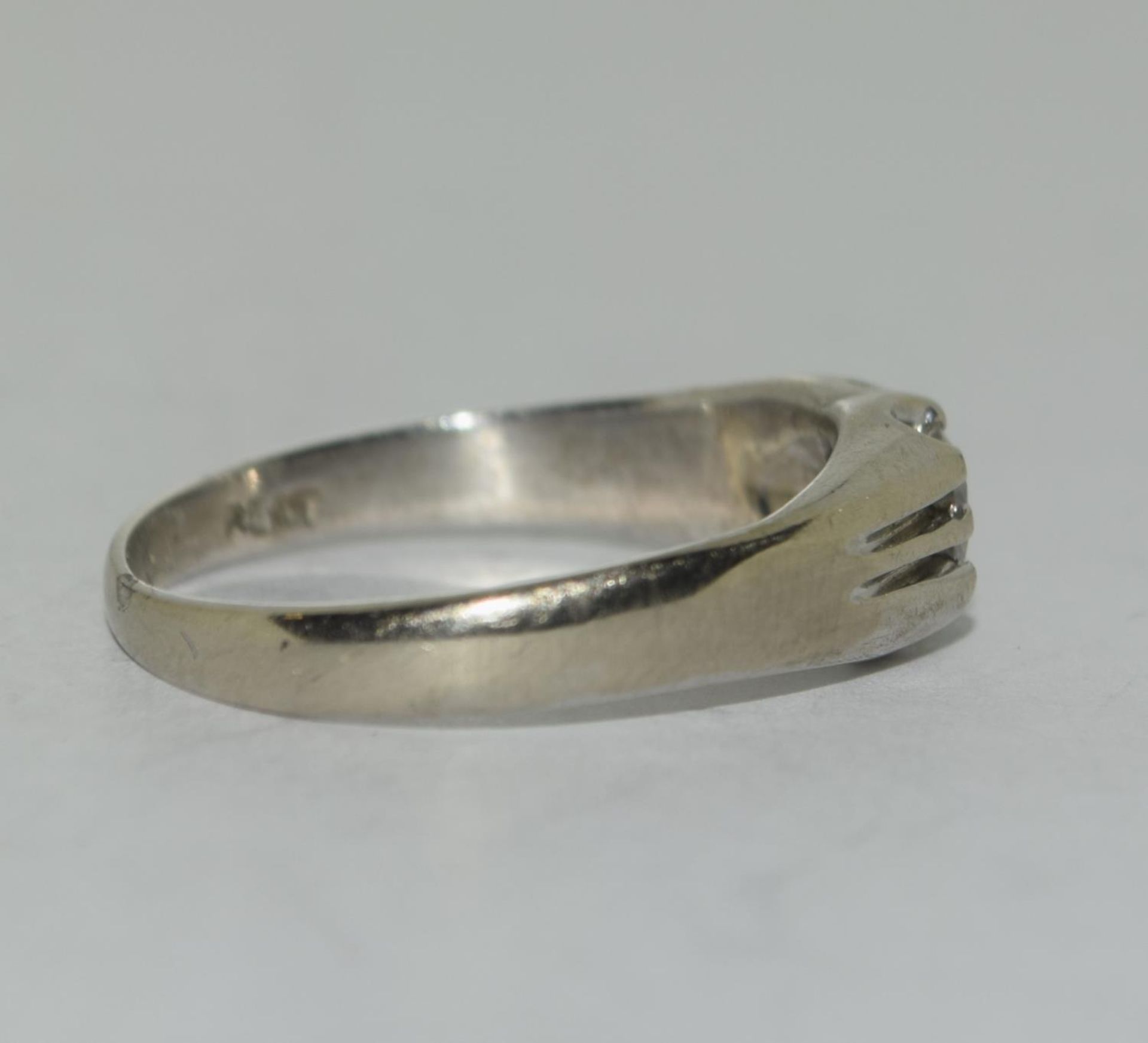 An 18ct white gold gents single stone ring of approx 50 points. Size S - Image 2 of 5