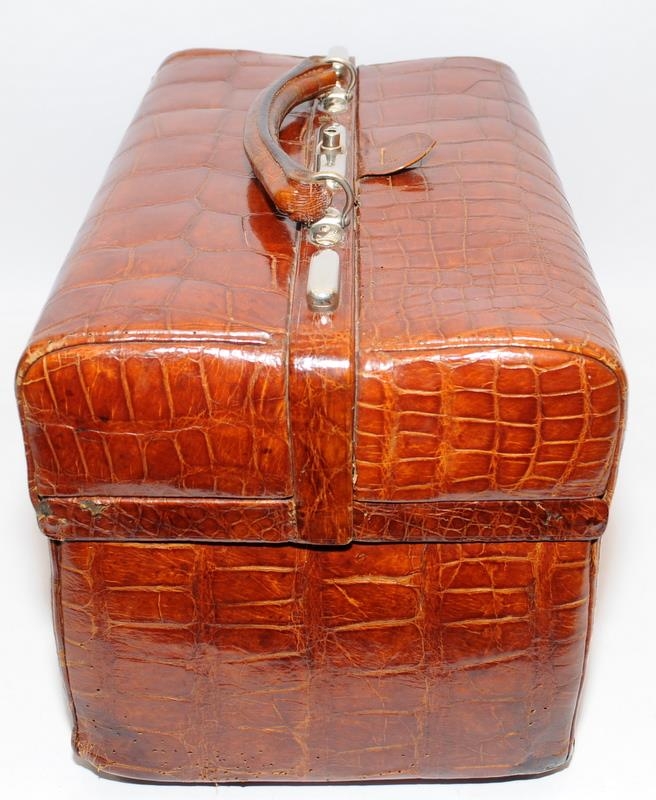 A Moynat of Paris "Croco de Voyage" 1910 a gentlemans travelling fitted vanity case in brown - Image 7 of 9