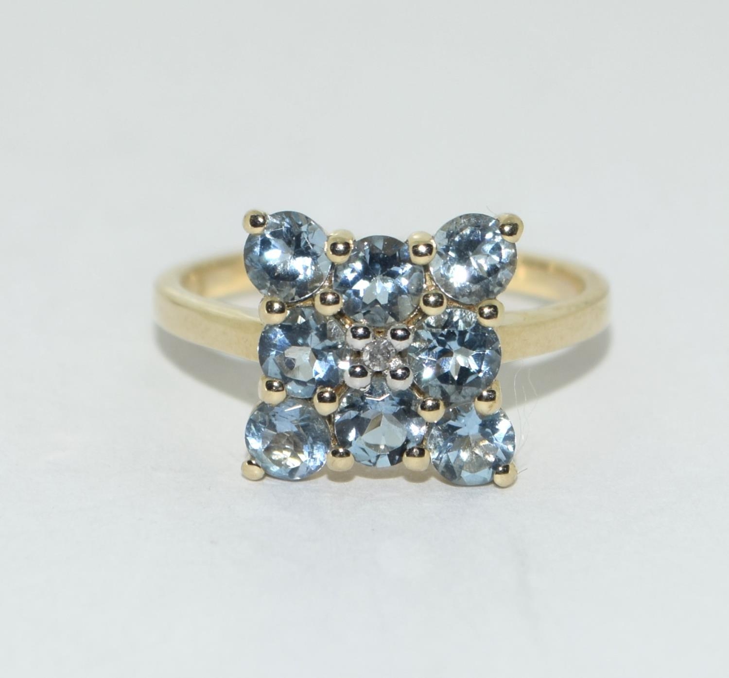 A 9ct gold aquamarine ring Size L 1/2.