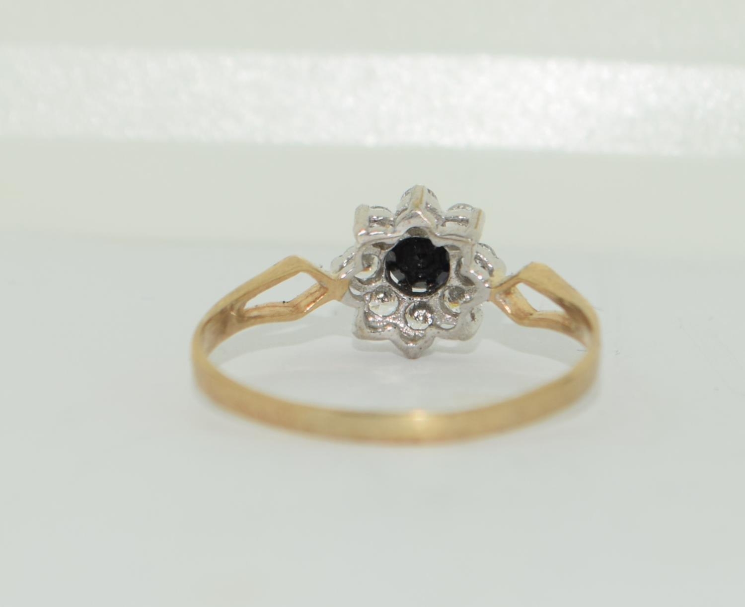 9ct gold ladies sapphire cluster ring size S - Image 3 of 5