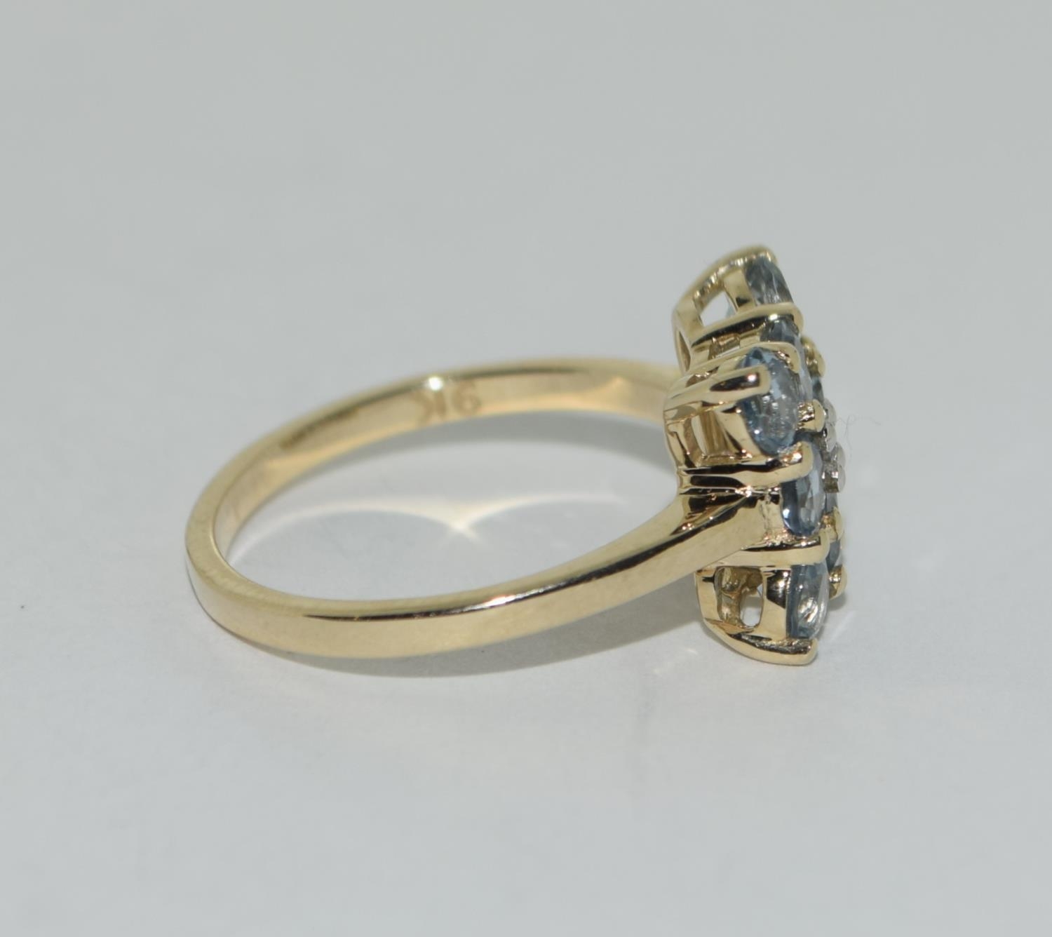 A 9ct gold aquamarine ring Size L 1/2. - Image 2 of 5