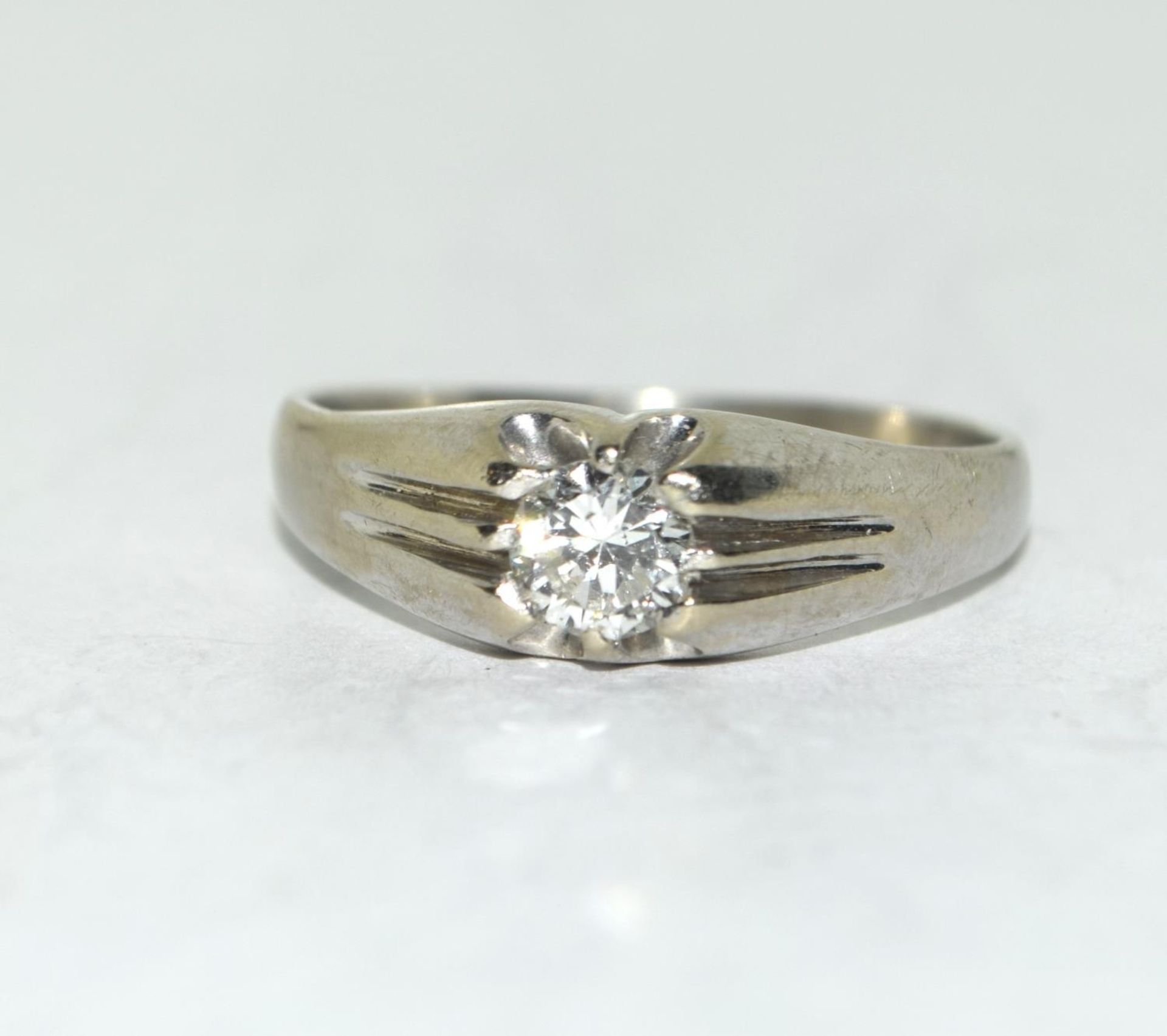 An 18ct white gold gents single stone ring of approx 50 points. Size S - Image 5 of 5