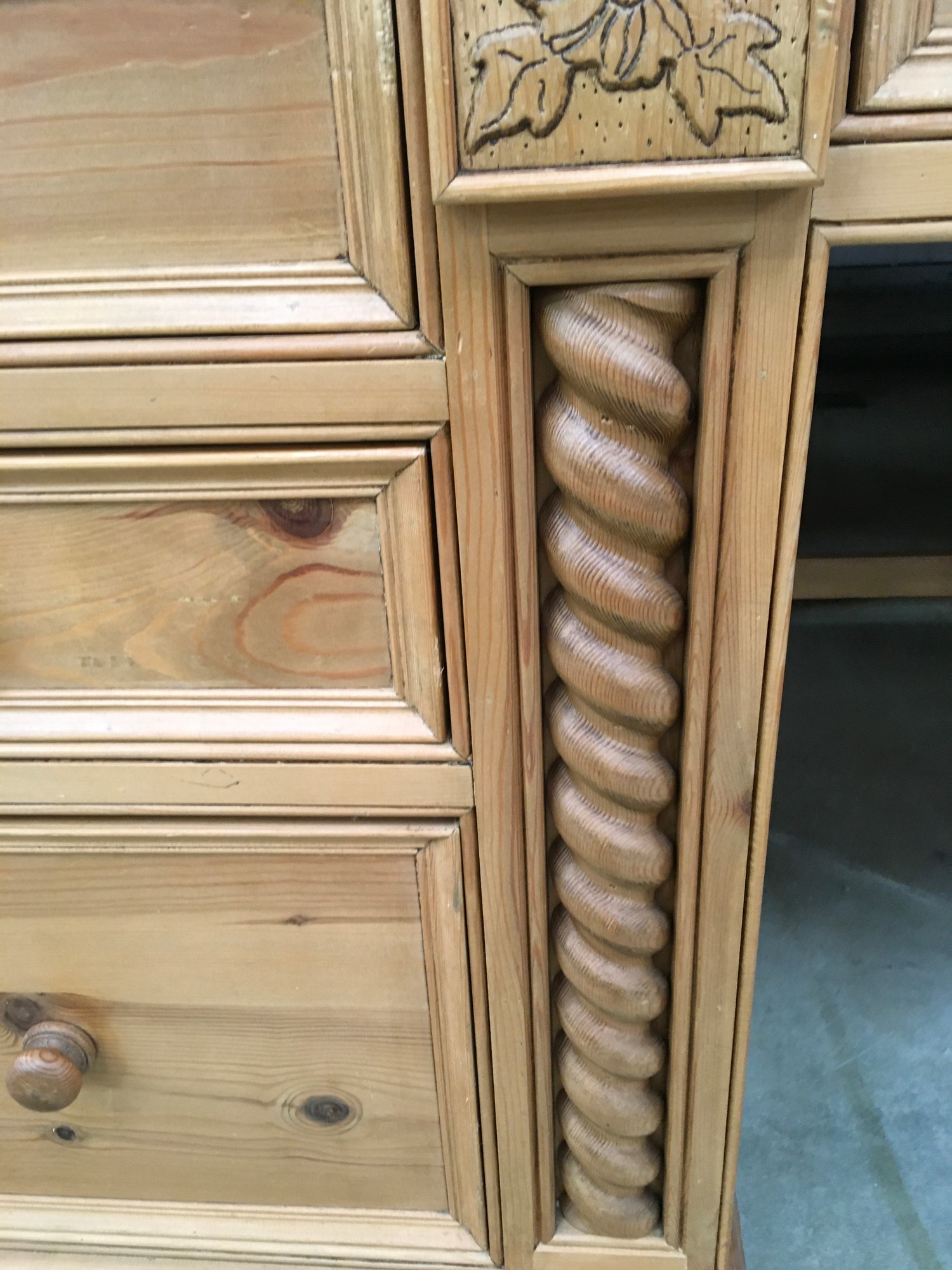 Solid pine desk with 3 side draws and a central draw turned up supports and carved motif - Image 4 of 8