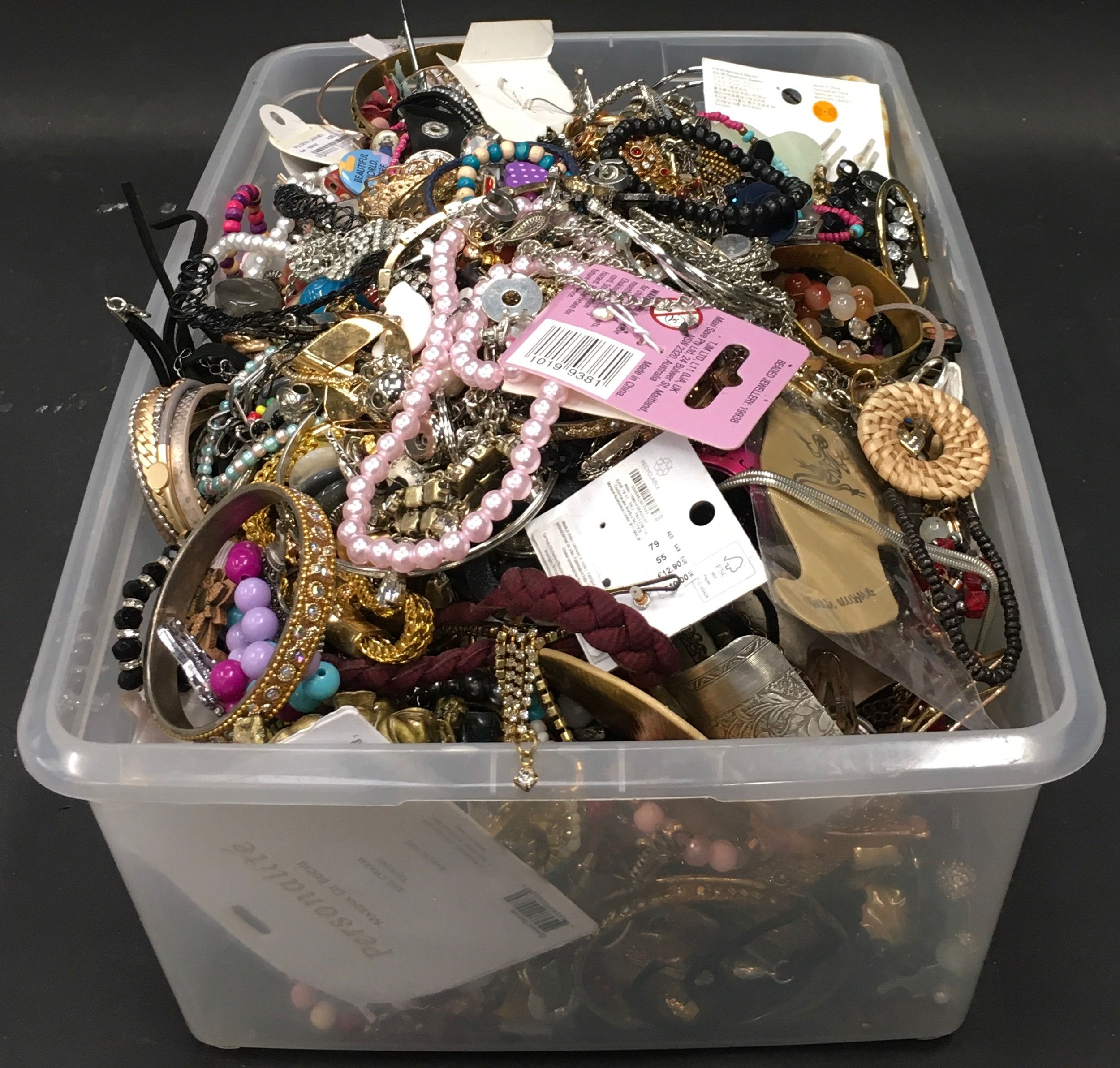 Plastic tub containing a large collection of costume jewellery. - Image 5 of 5