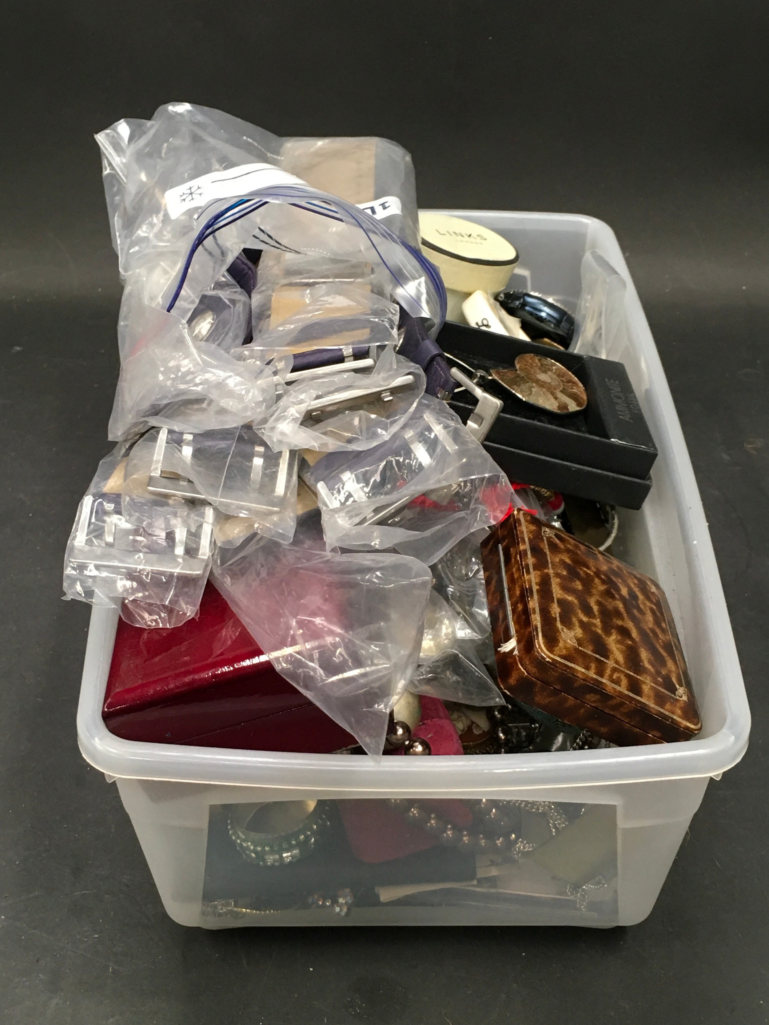 Plastic tub containing a large collection of costume jewellery. - Image 5 of 5