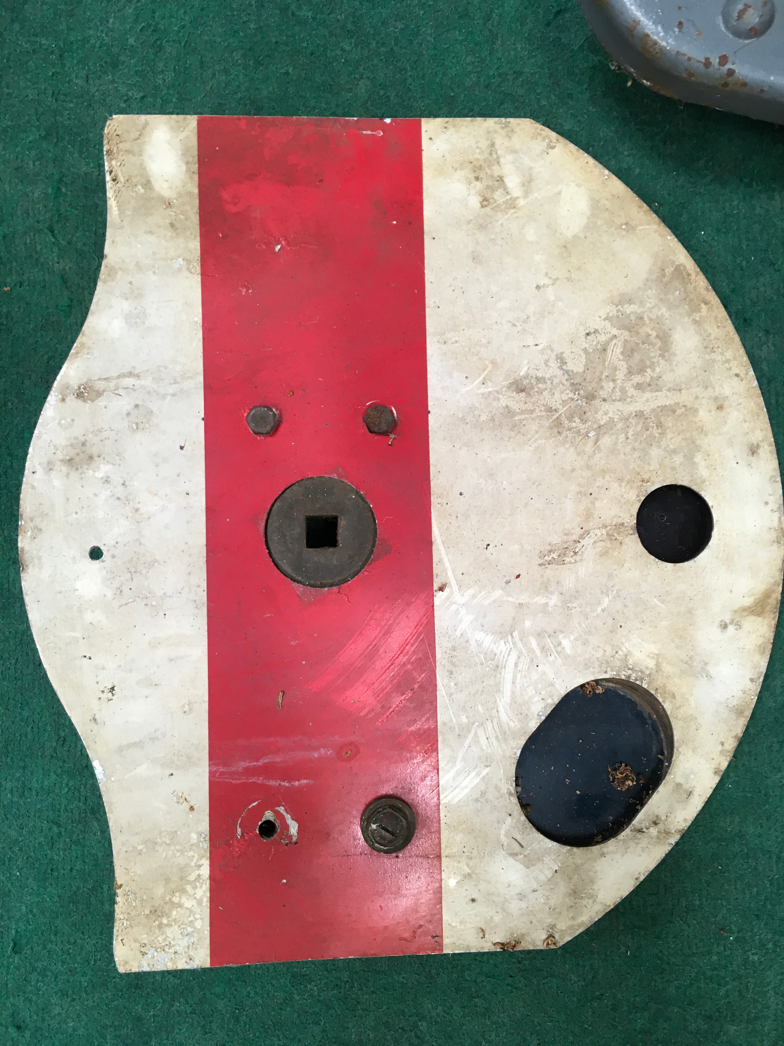 Railway shunting signal. 159x52cm (Main Section), 40x37cm (Smaller section). We believe it to be - Image 2 of 3