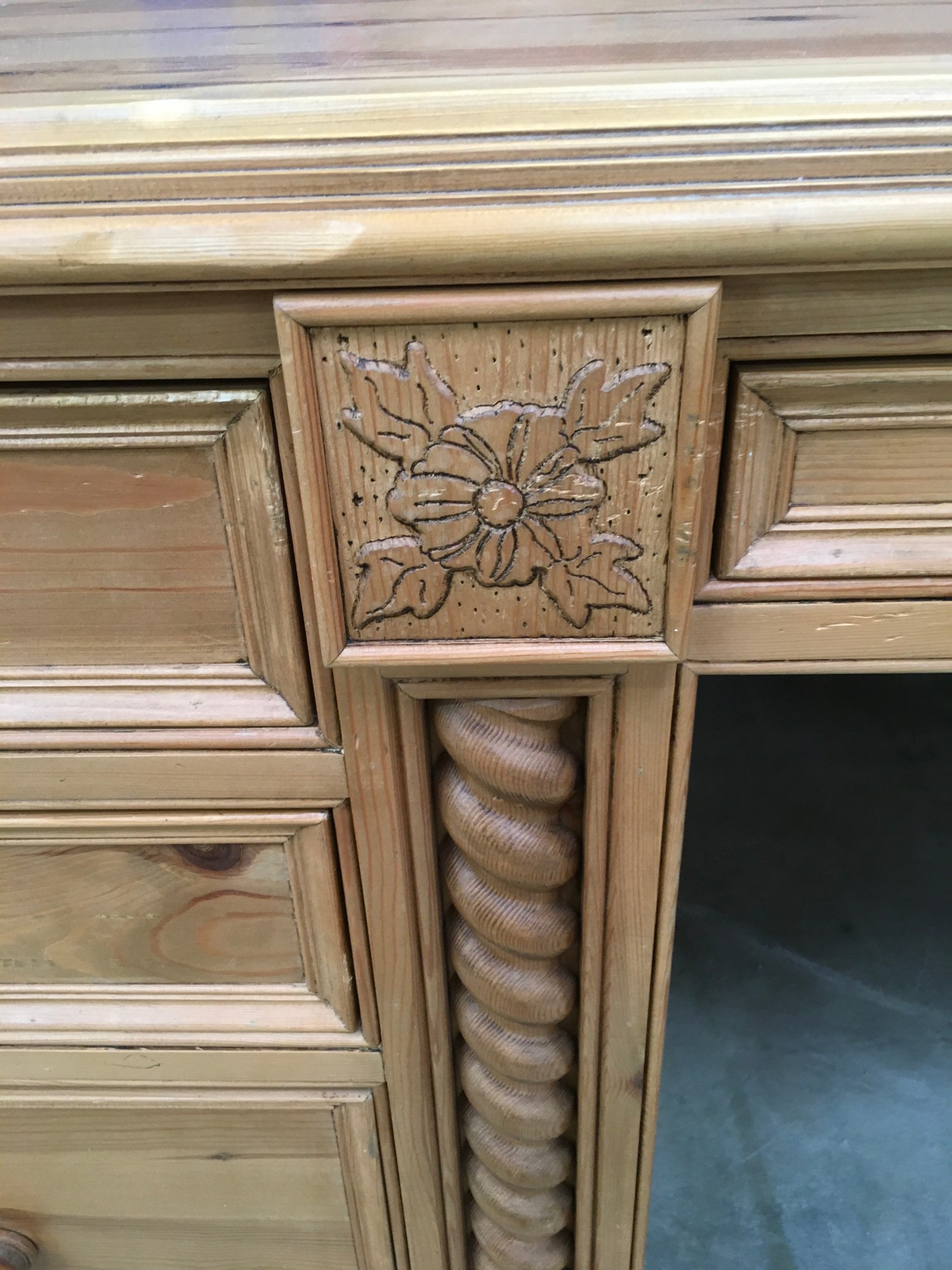 Solid pine desk with 3 side draws and a central draw turned up supports and carved motif - Image 5 of 8