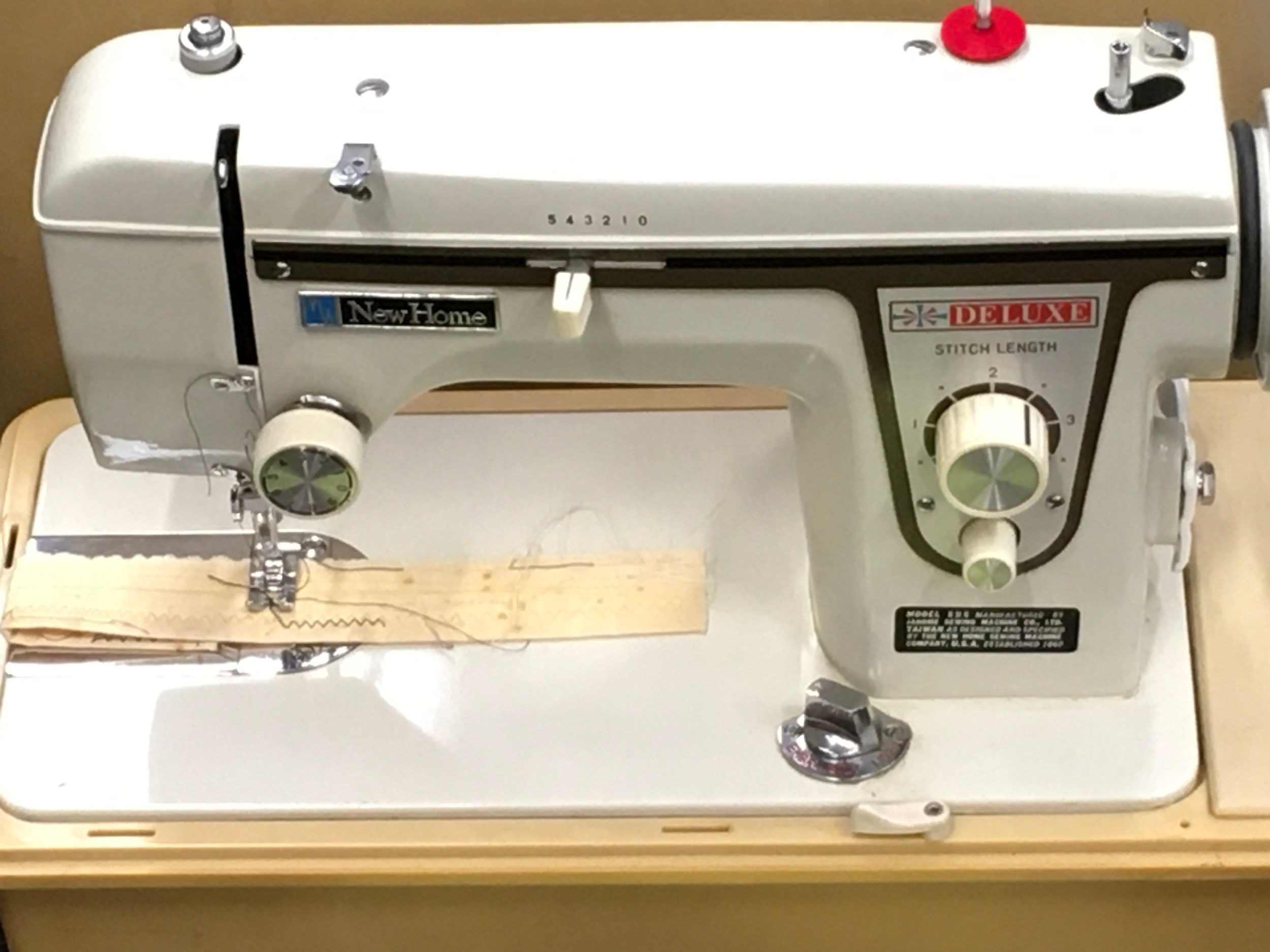 New Home Deluxe model 525 electric sewing machine with instruction manual. - Image 3 of 3