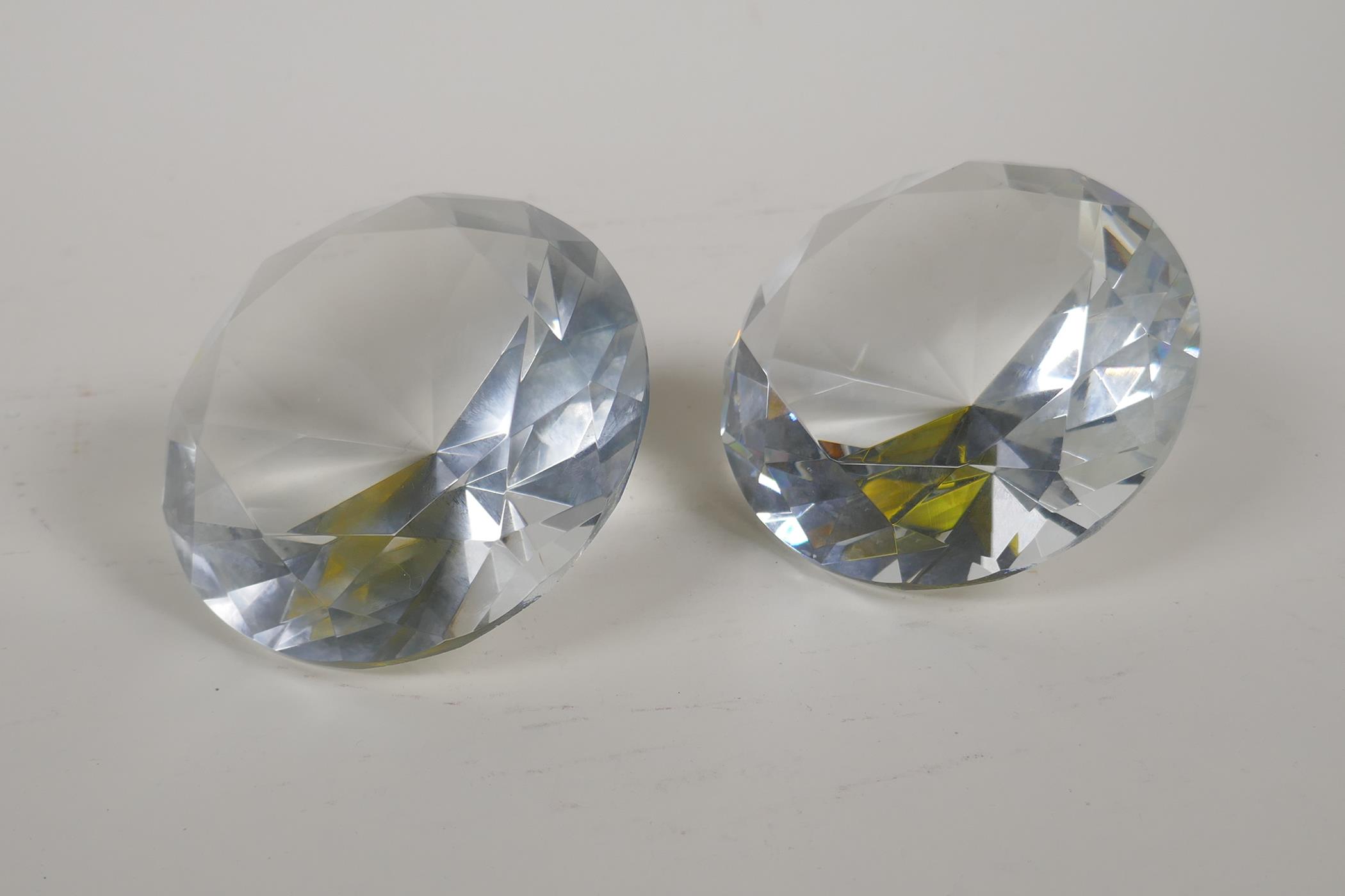 A pair of diamond shaped glass paperweights, 4" diameter - Image 4 of 4
