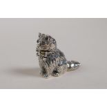 A sterling silver miniature cat with emerald set eyes, 1" high