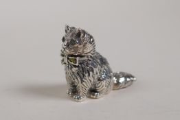 A sterling silver miniature cat with emerald set eyes, 1" high