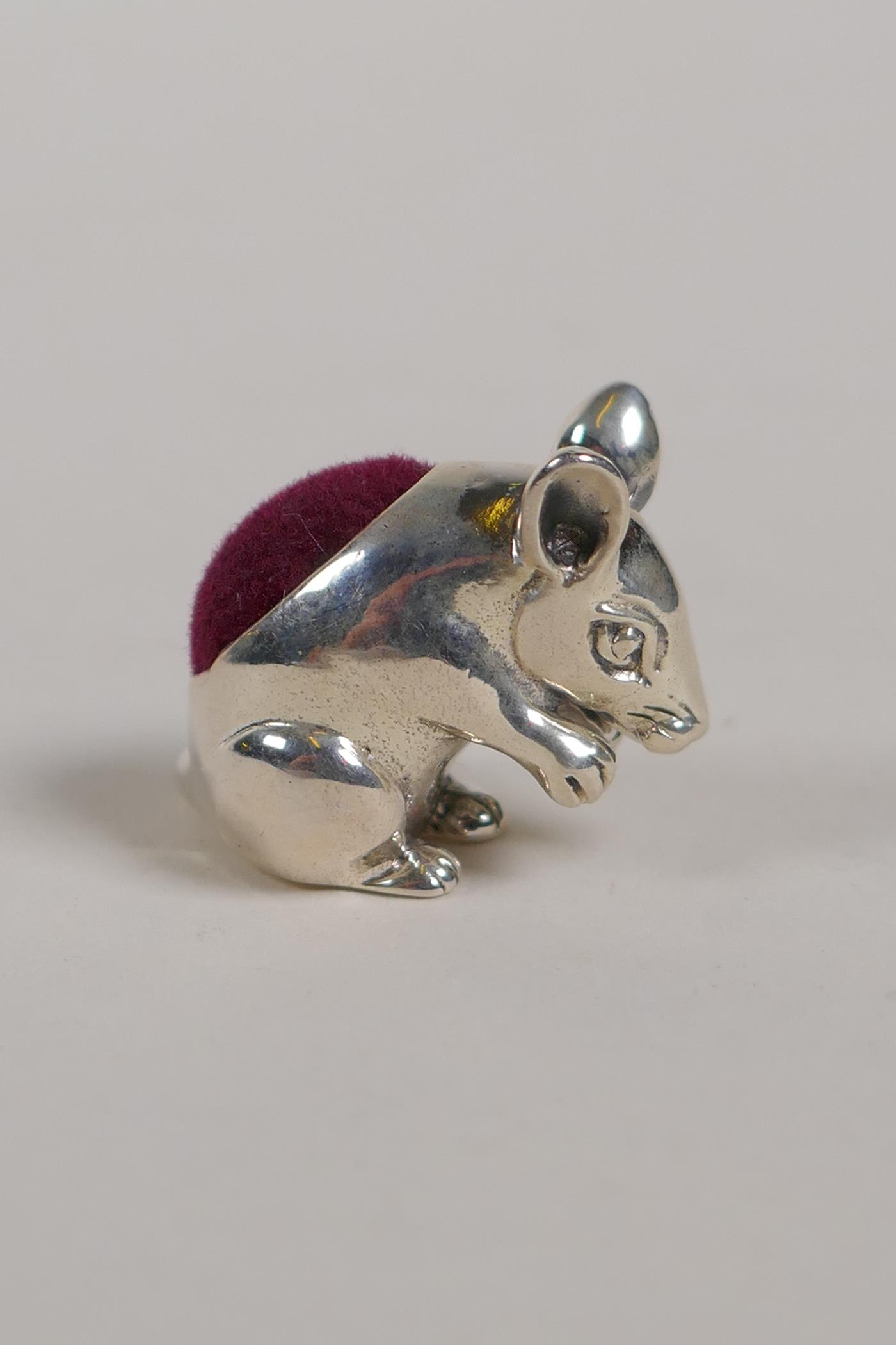 A 925 silver miniature pin cushion in the form of a mouse, ½" - Image 3 of 3