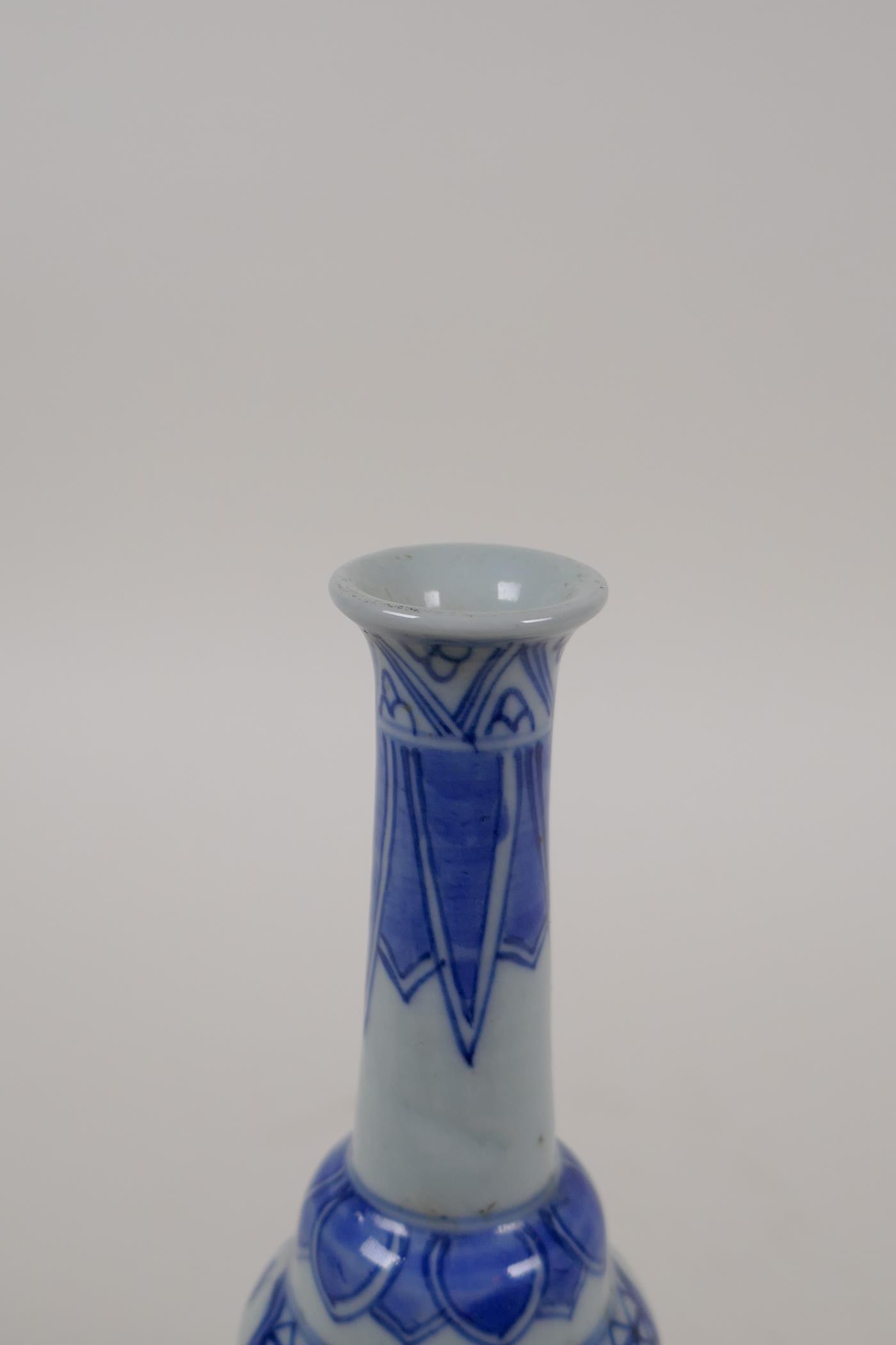 A blue and white porcelain slender necked vase, marked to base, 7" high - Image 5 of 5