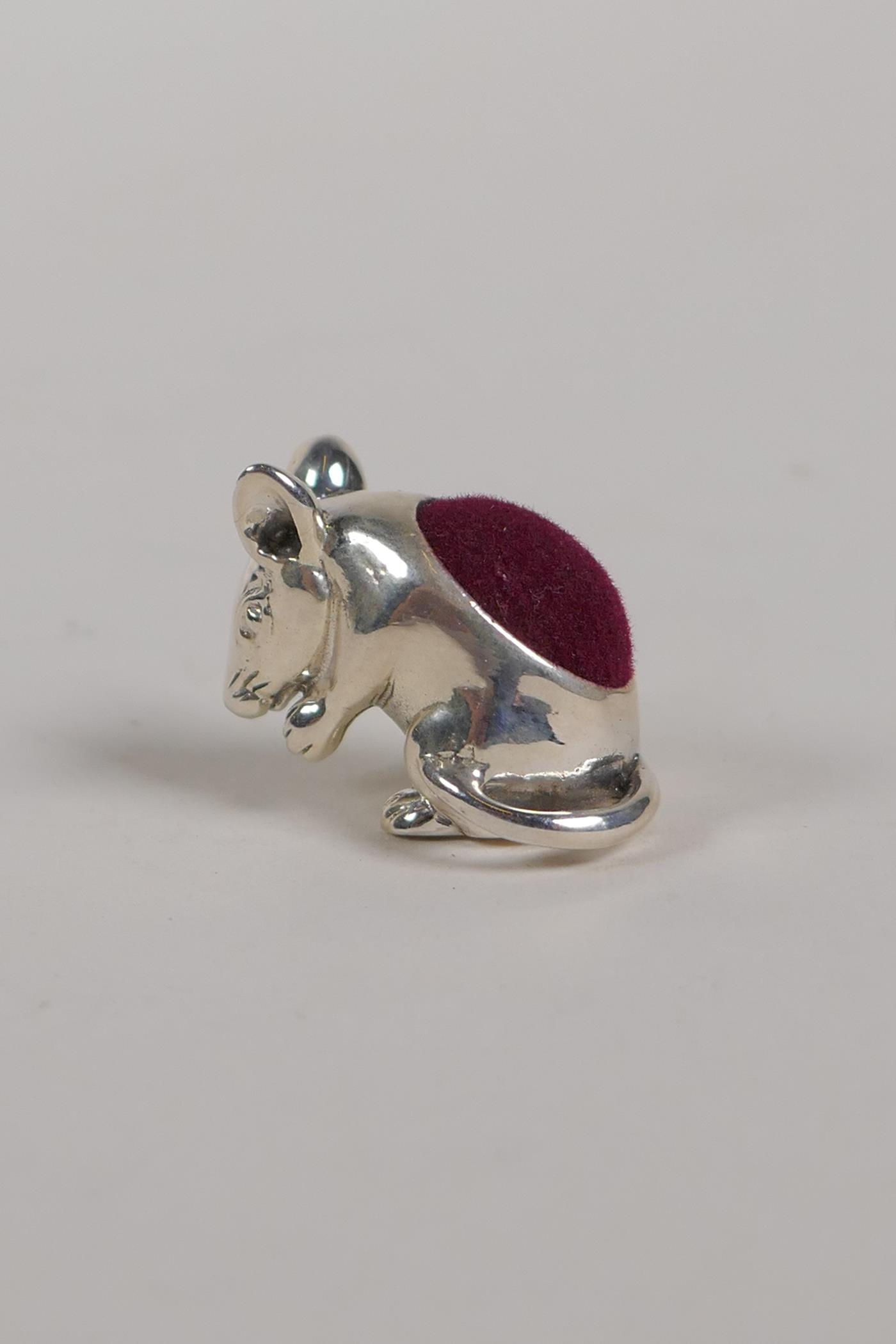 A 925 silver miniature pin cushion in the form of a mouse, ½" - Image 2 of 3