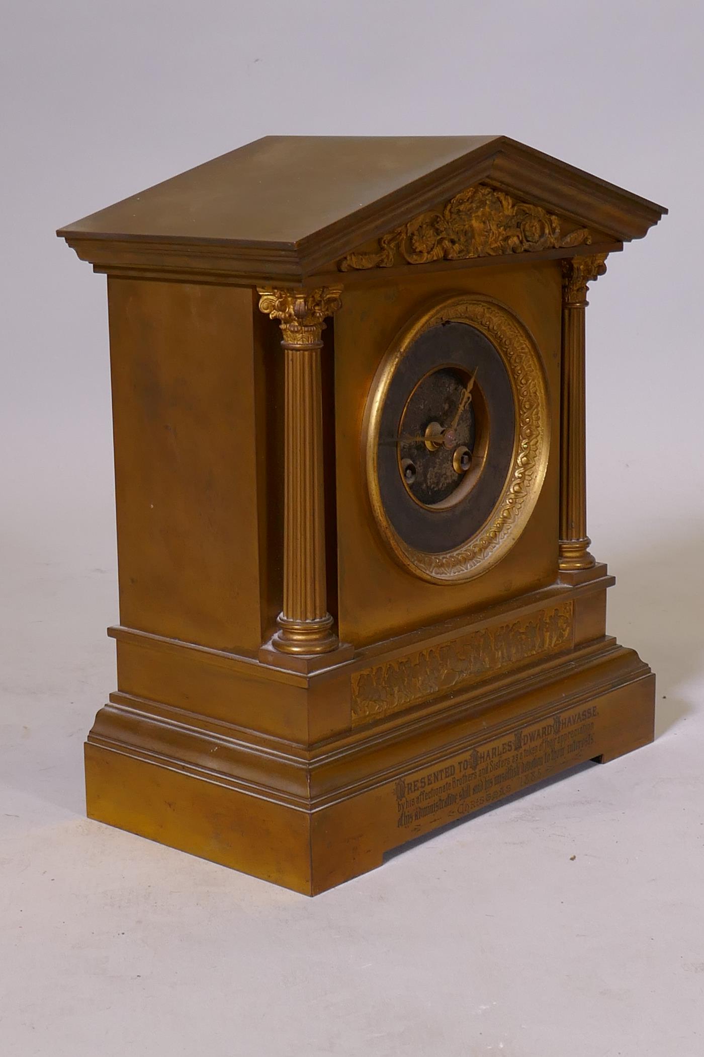 A C19th ormolu brass cased mantel clock with silvered chapter ring and Arabic numeral, the case with - Image 4 of 5