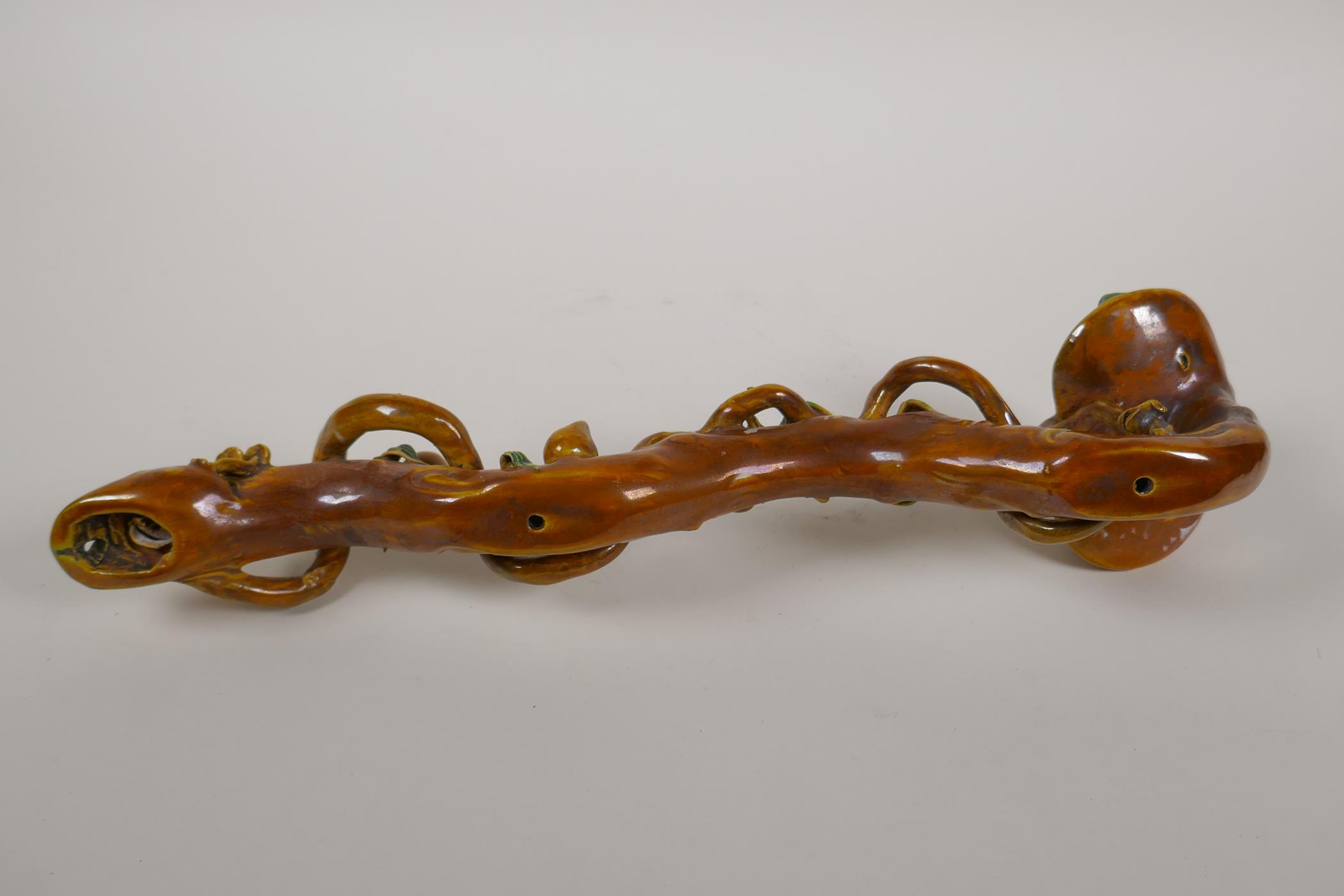 A Chinese Sancai glazed porcelain ruyi with applied peach tree and bat decoration, 12½" long - Image 3 of 3